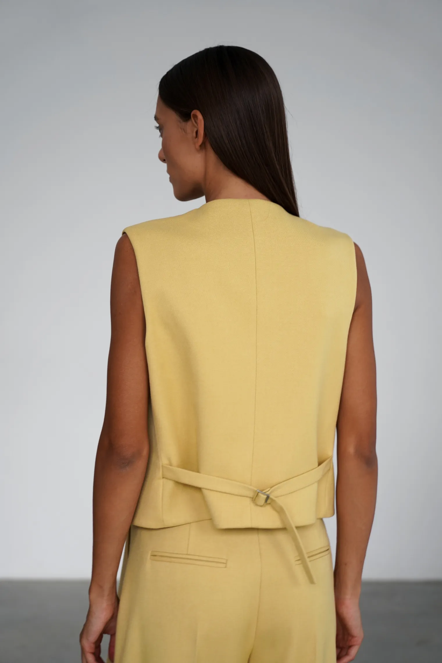 Однобортный жилет с пуговицами цвета молочный лимон фото 4