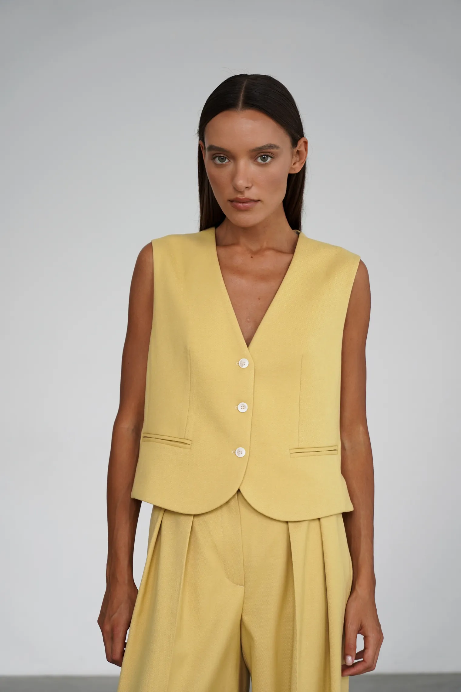 Однобортный жилет с пуговицами цвета молочный лимон фото 5