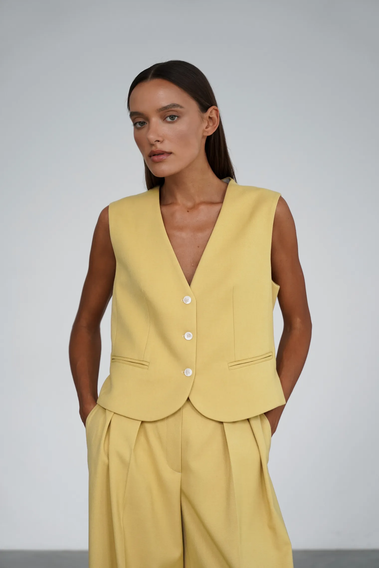 Однобортный жилет с пуговицами цвета молочный лимон фото 1