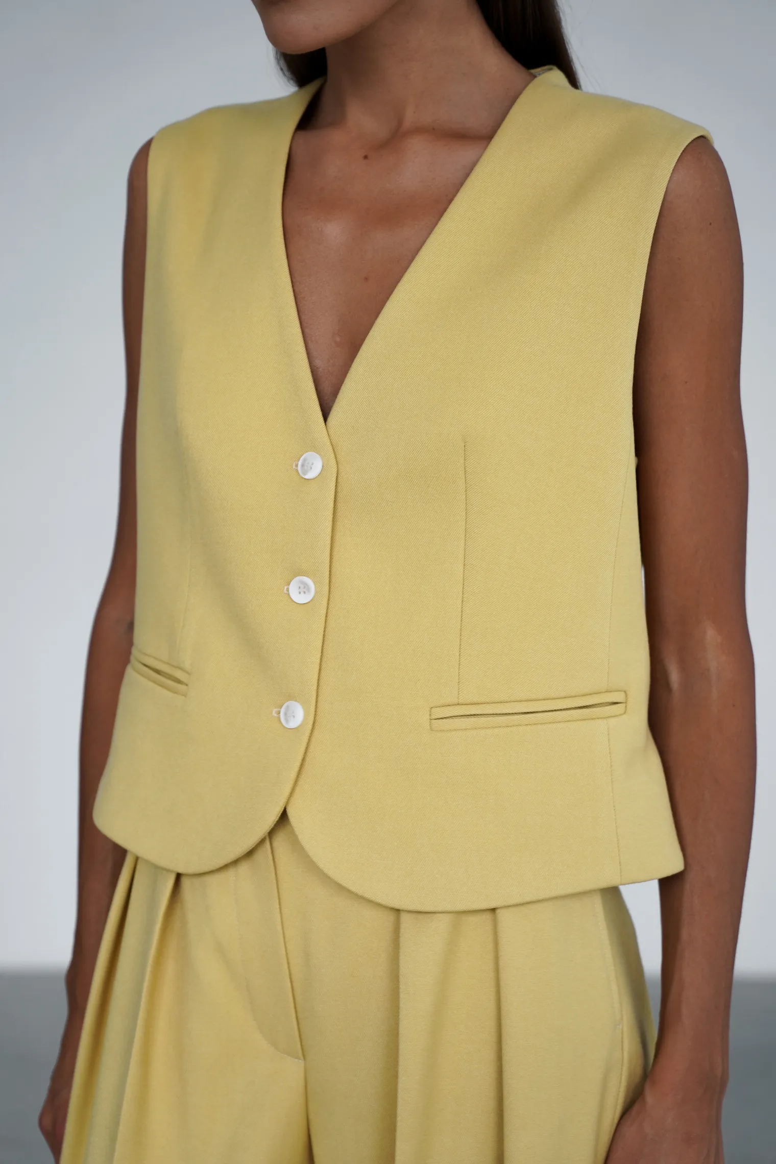 Однобортный жилет с пуговицами цвета молочный лимон фото 2
