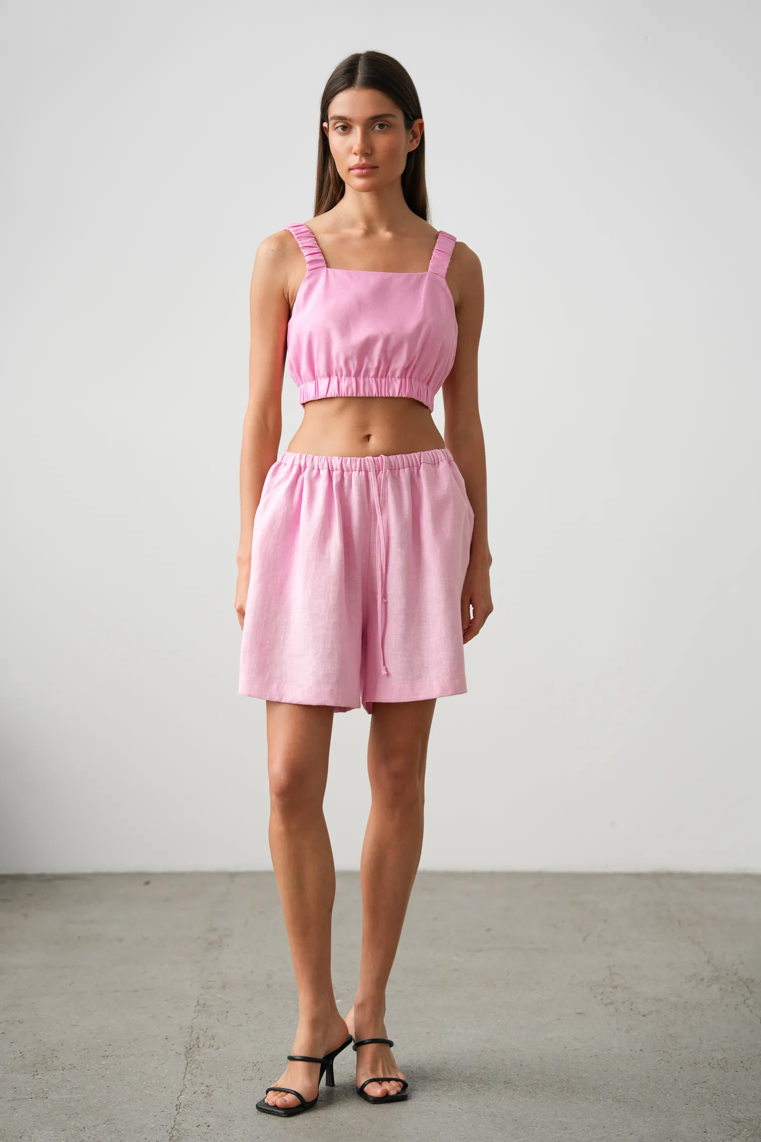 Топ на бретелях цвета пион фото 7