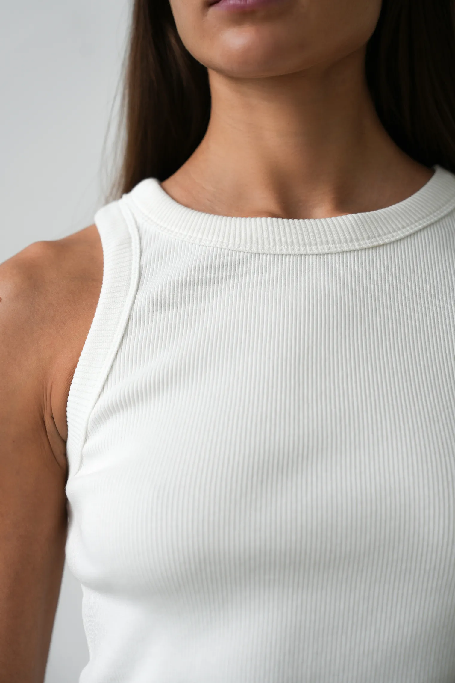 Майка в рубчик цвета тофу фото 6