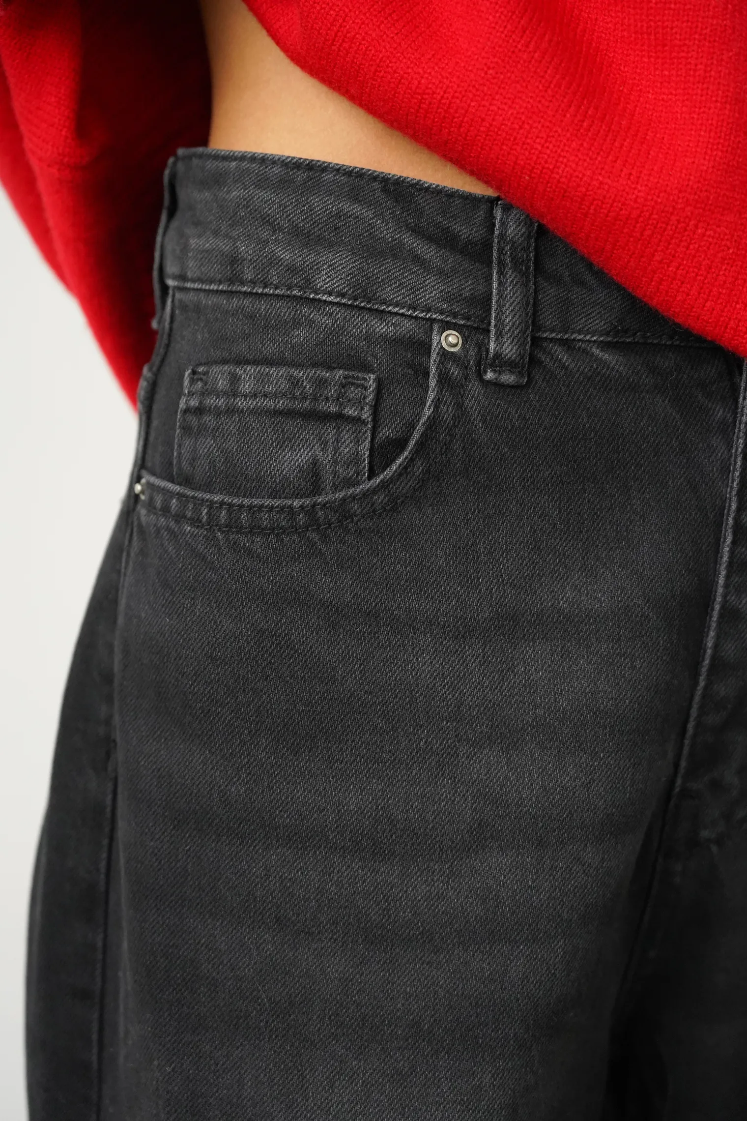 Джинсы широкого кроя с завышенной талией цвета чёрная варка фото 6