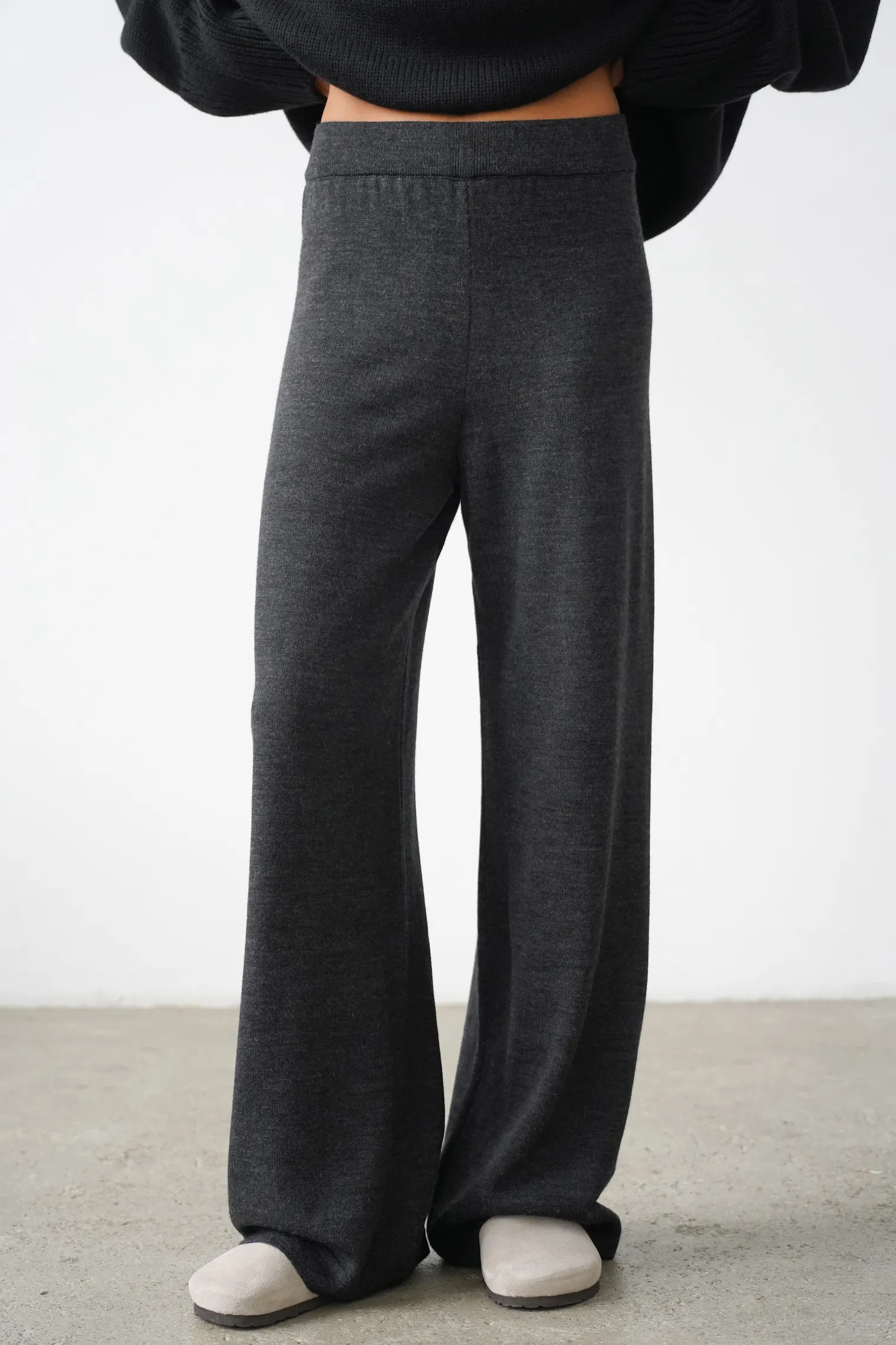 Брюки прямого кроя графитового цвета фото 1