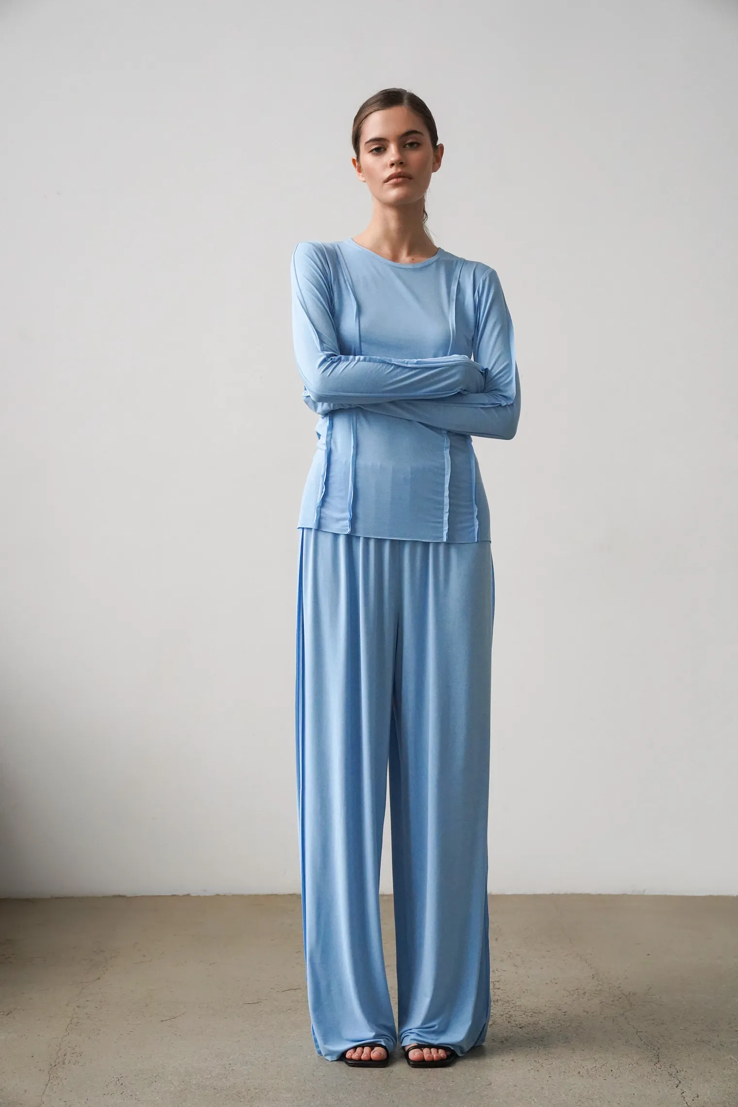 Брюки свободного кроя на резинке небесного цвета фото 1