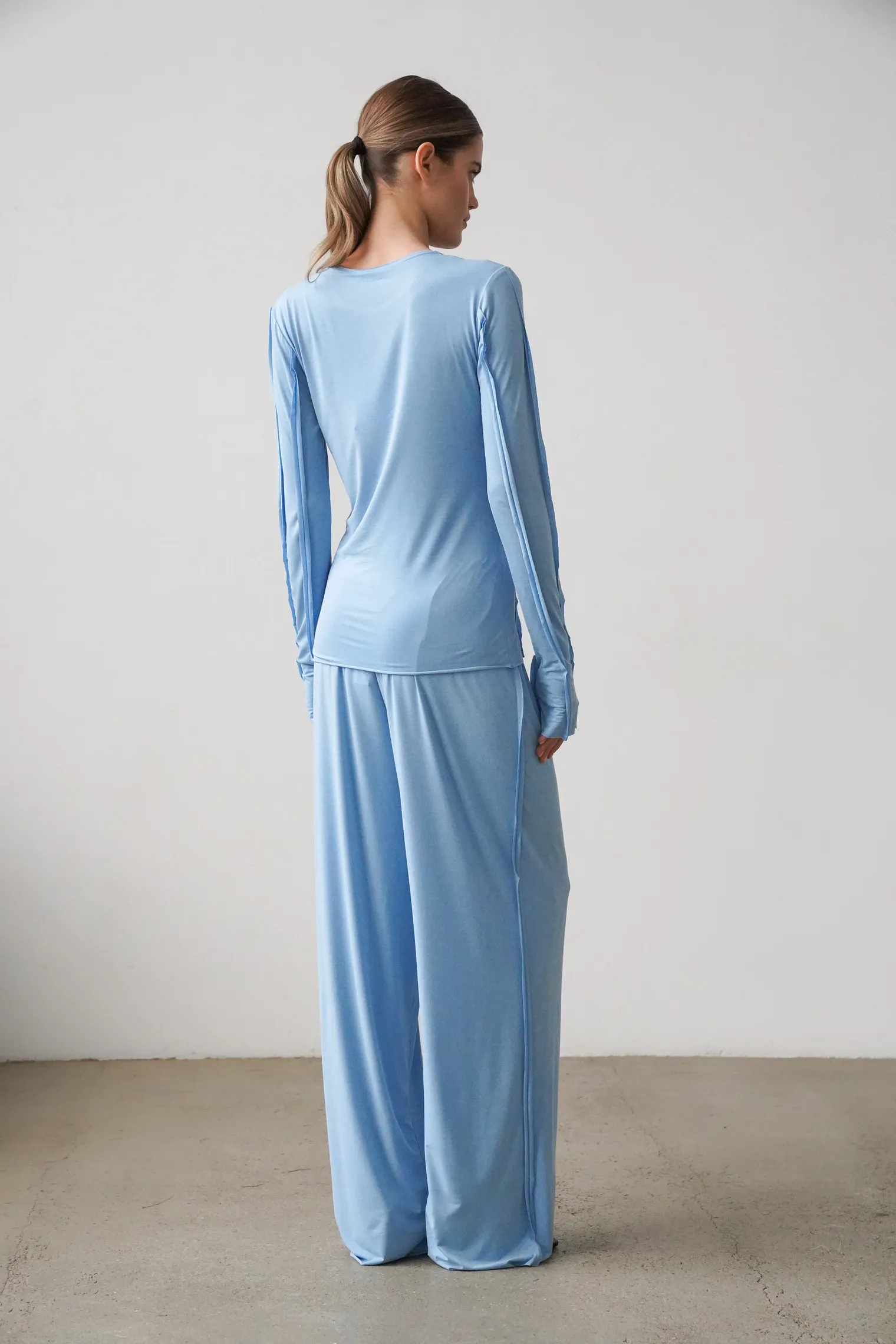 Брюки свободного кроя на резинке небесного цвета фото 8