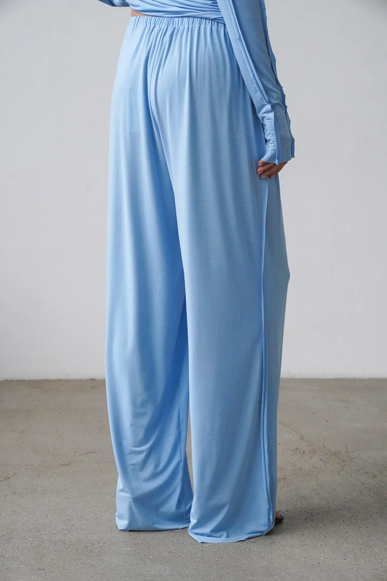Брюки свободного кроя на резинке небесного цвета фото 4