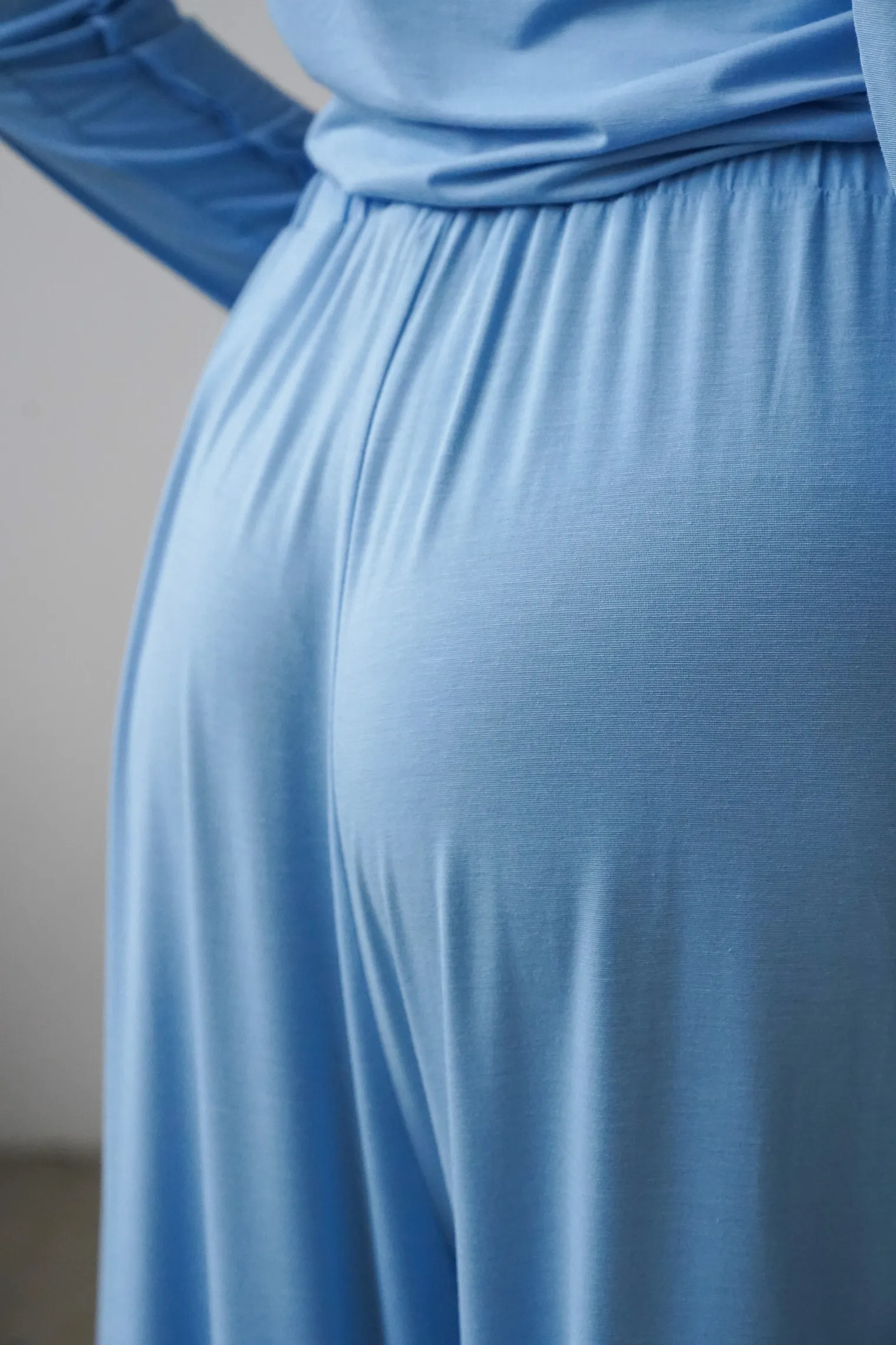 Брюки свободного кроя на резинке небесного цвета фото 6