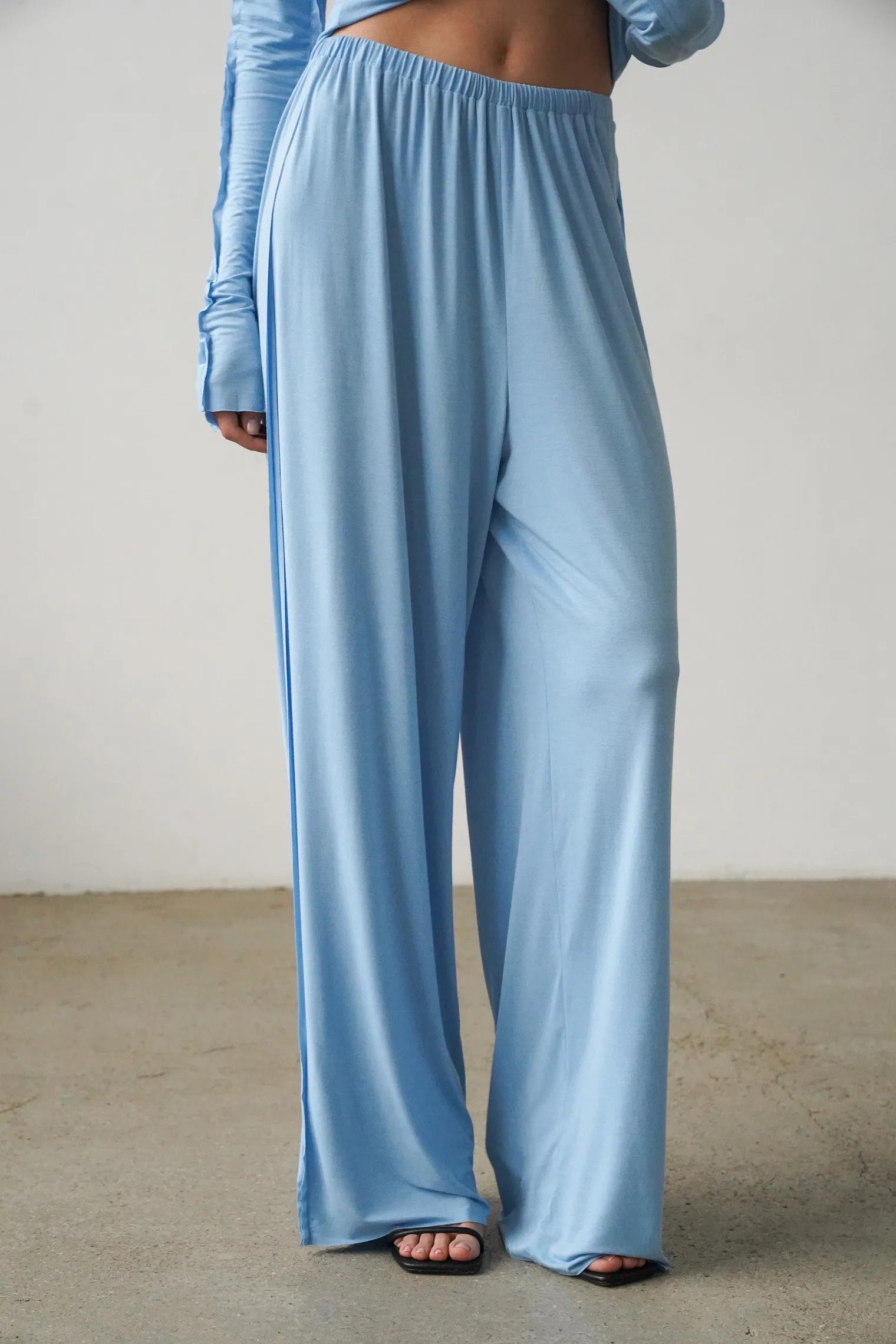 Брюки свободного кроя на резинке небесного цвета фото 7