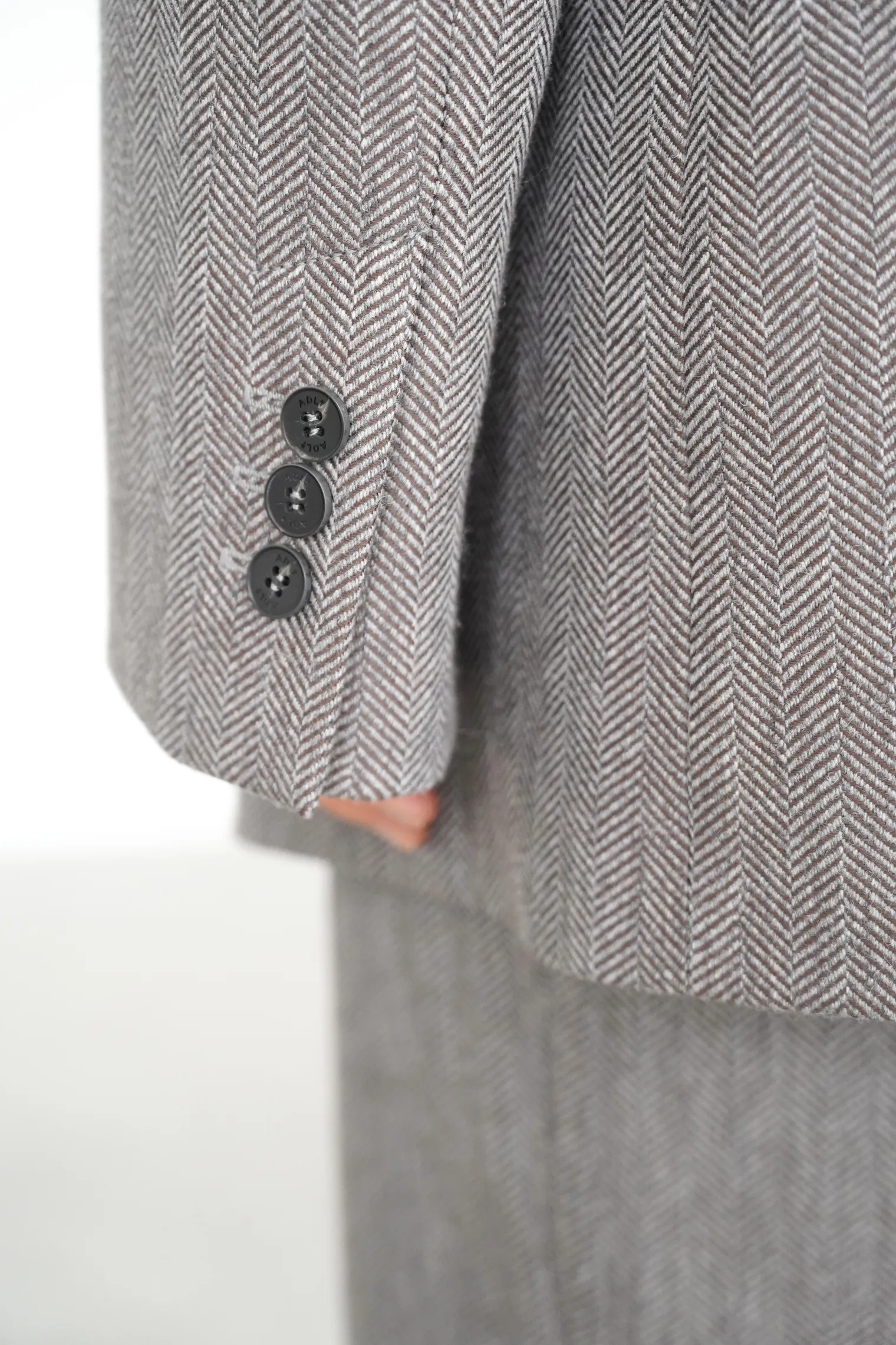 Однобортный жакет свободного кроя с карманами цвета коричневый/серый в ёлочку фото 2