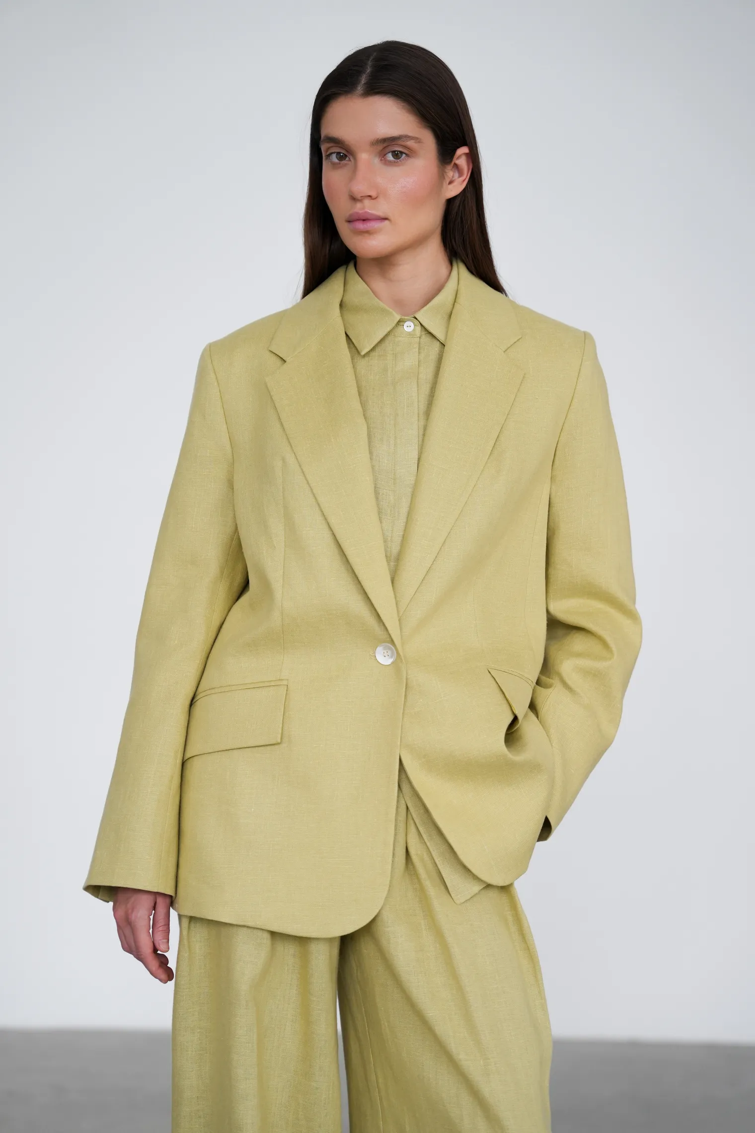 Однобортный жакет свободного кроя изо льна оливкового цвета фото 1