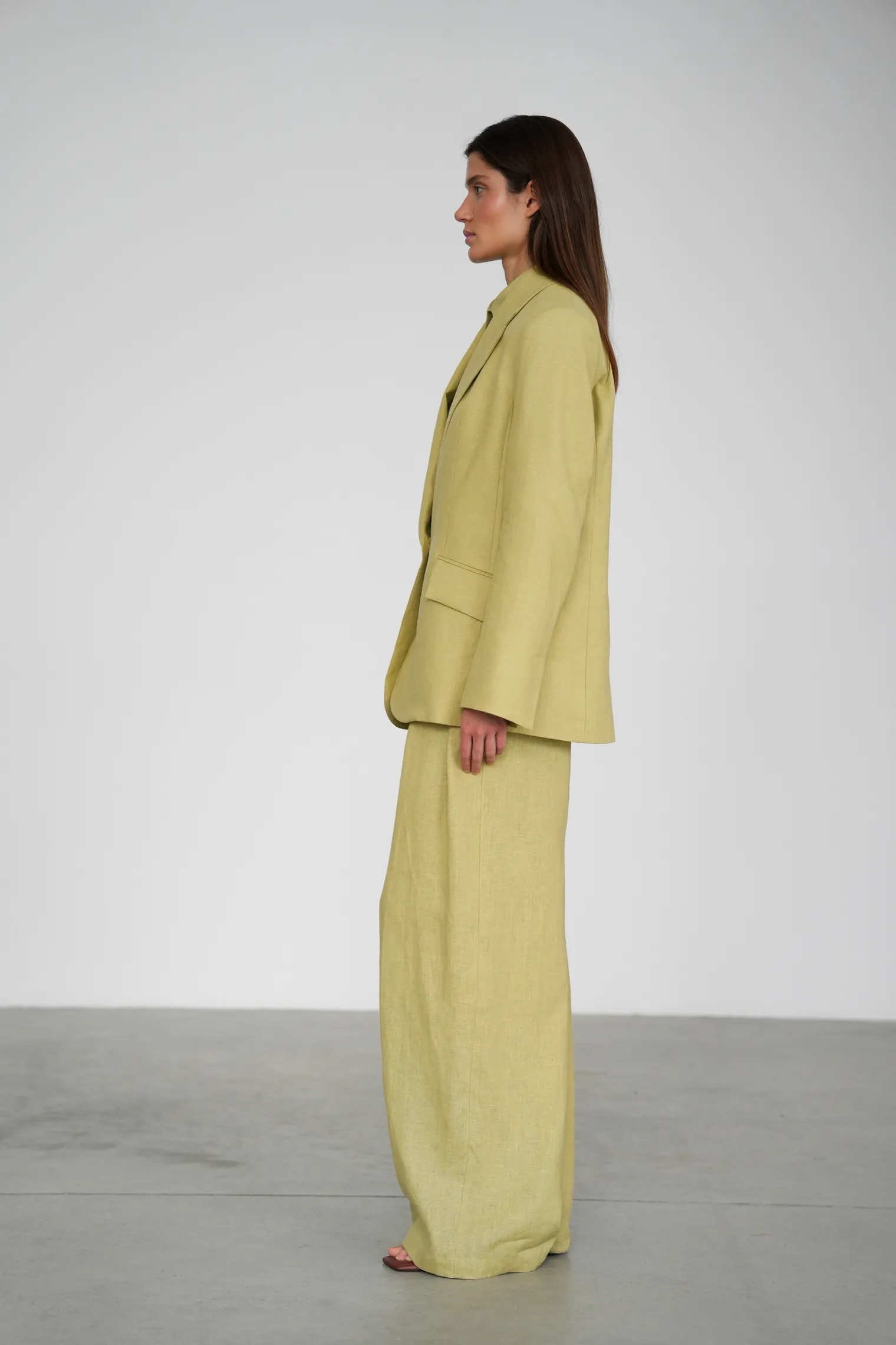 Однобортный жакет свободного кроя изо льна оливкового цвета фото 5