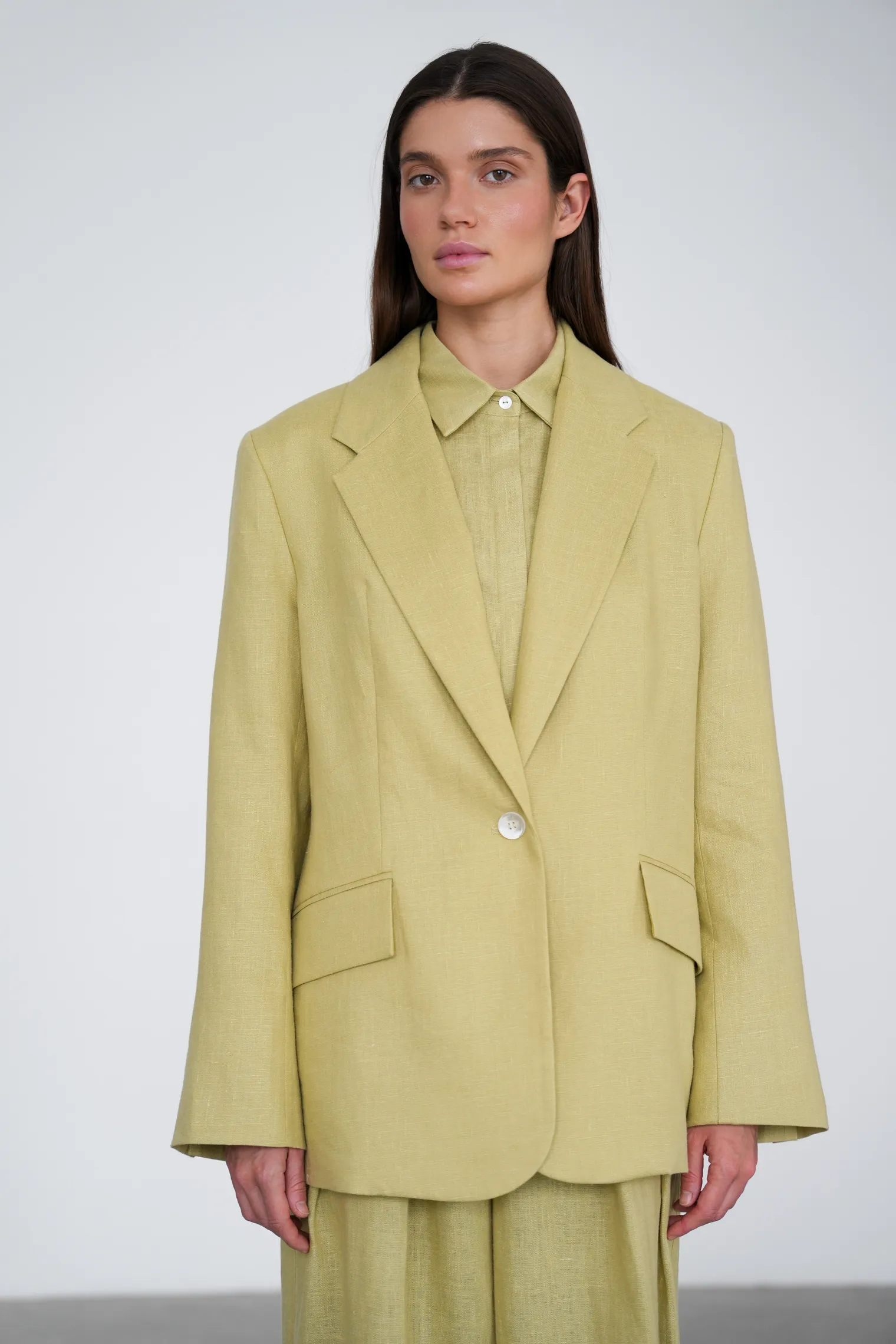 Однобортный жакет свободного кроя изо льна оливкового цвета фото 7