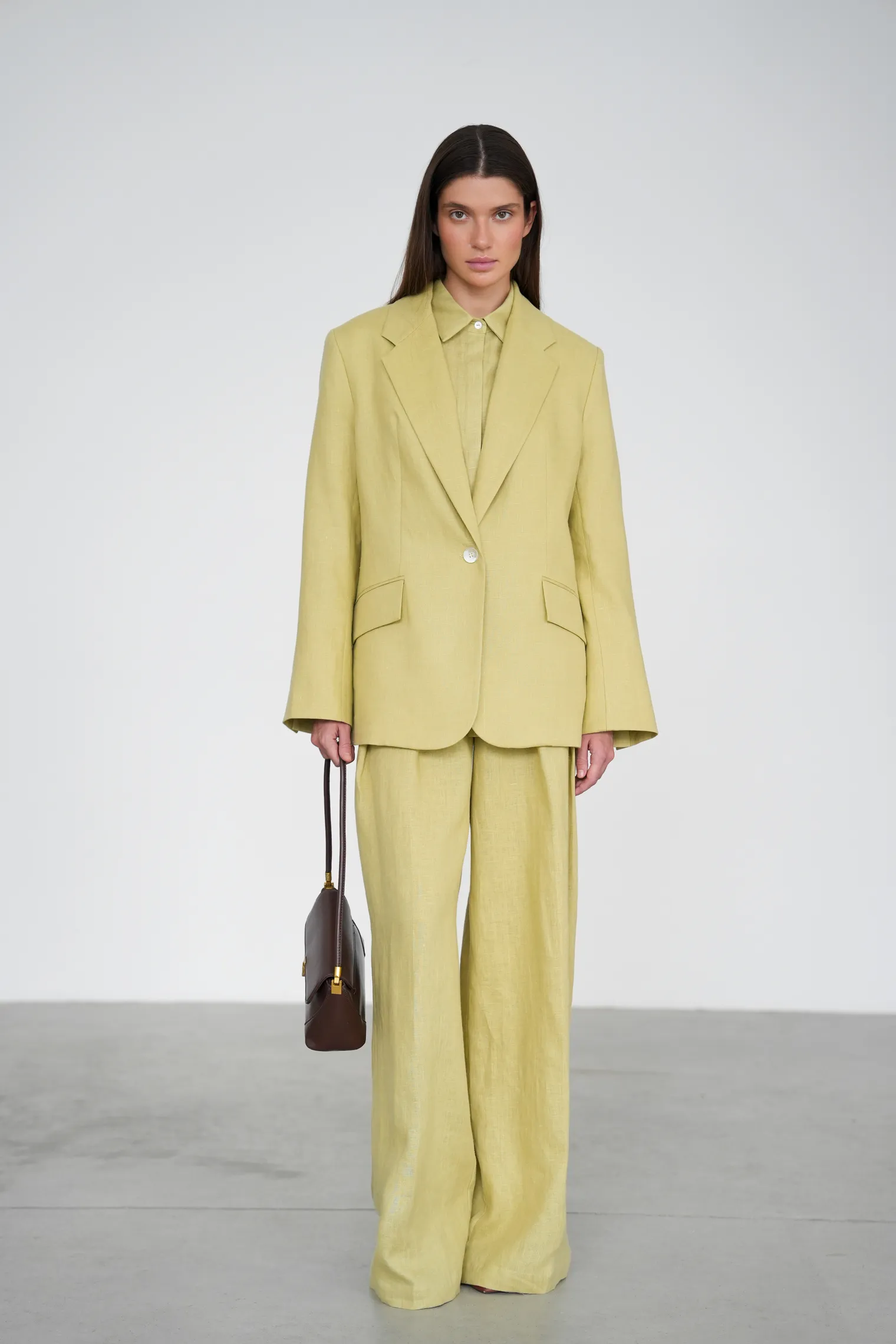 Однобортный жакет свободного кроя изо льна оливкового цвета фото 2