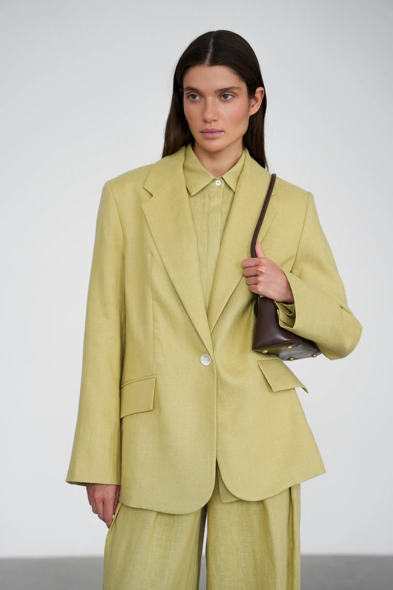 Однобортный жакет свободного кроя изо льна оливкового цвета фото 6