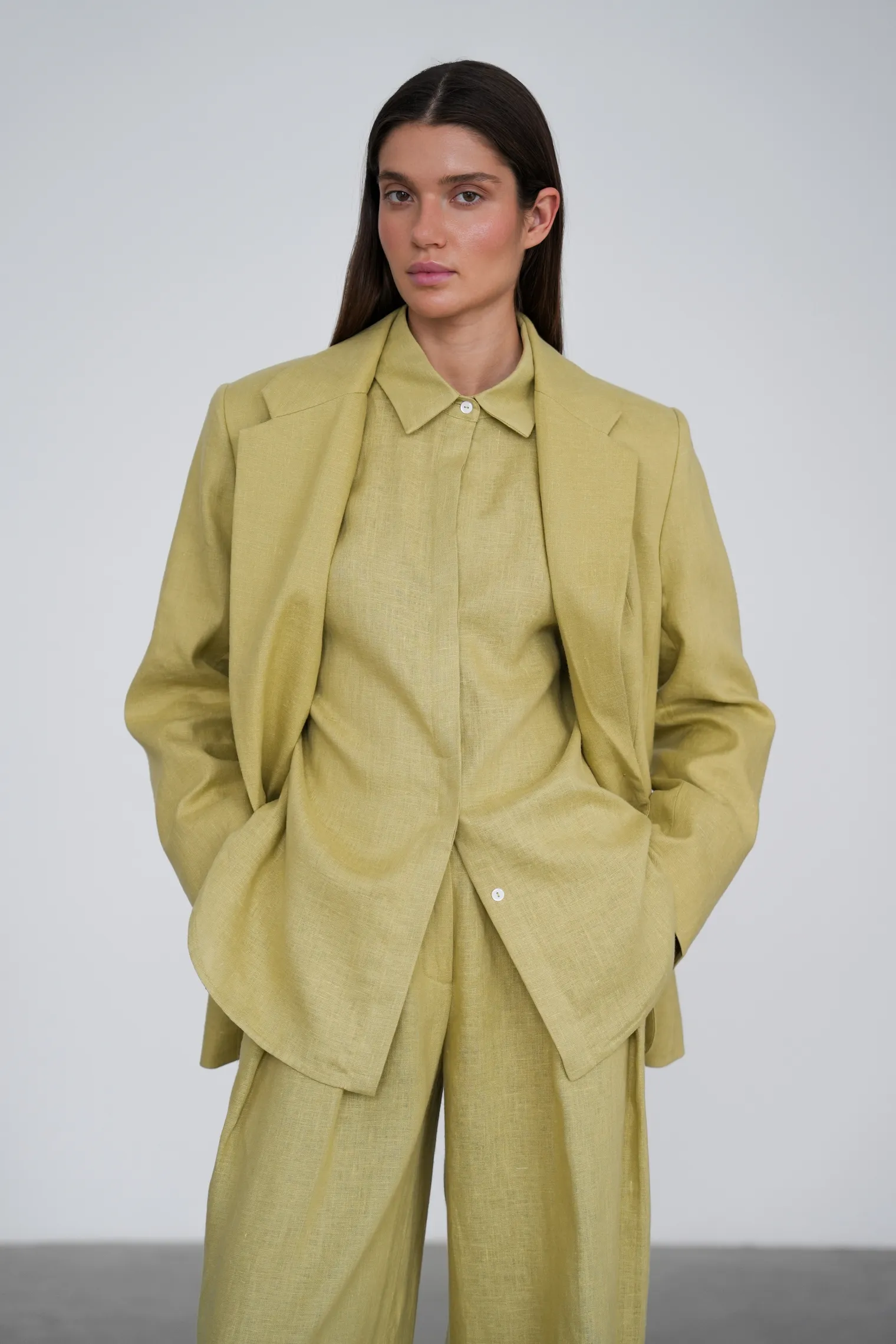 Однобортный жакет свободного кроя изо льна оливкового цвета фото 3