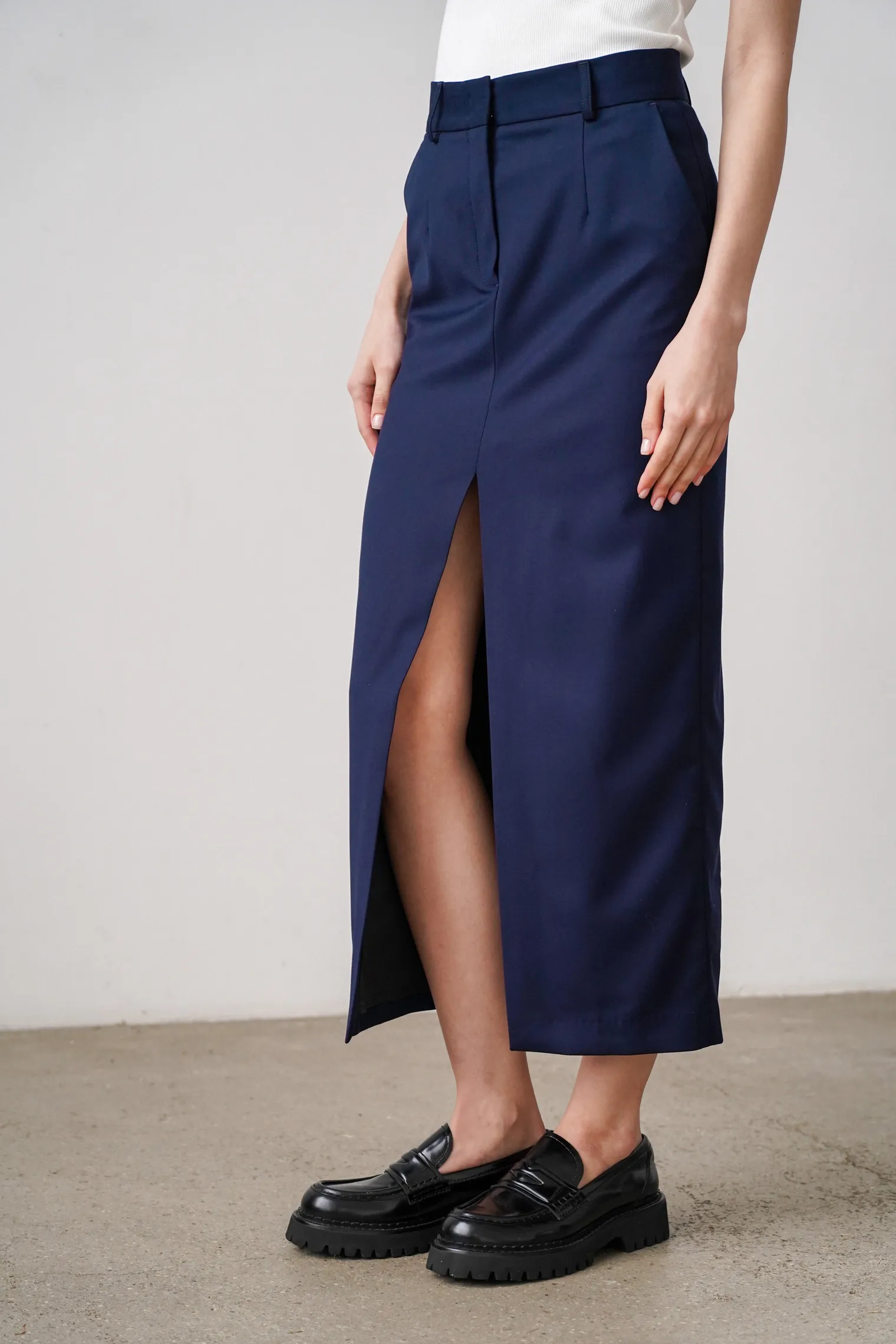 Юбка с разрезом прямого кроя тёмно-синего цвета фото 5