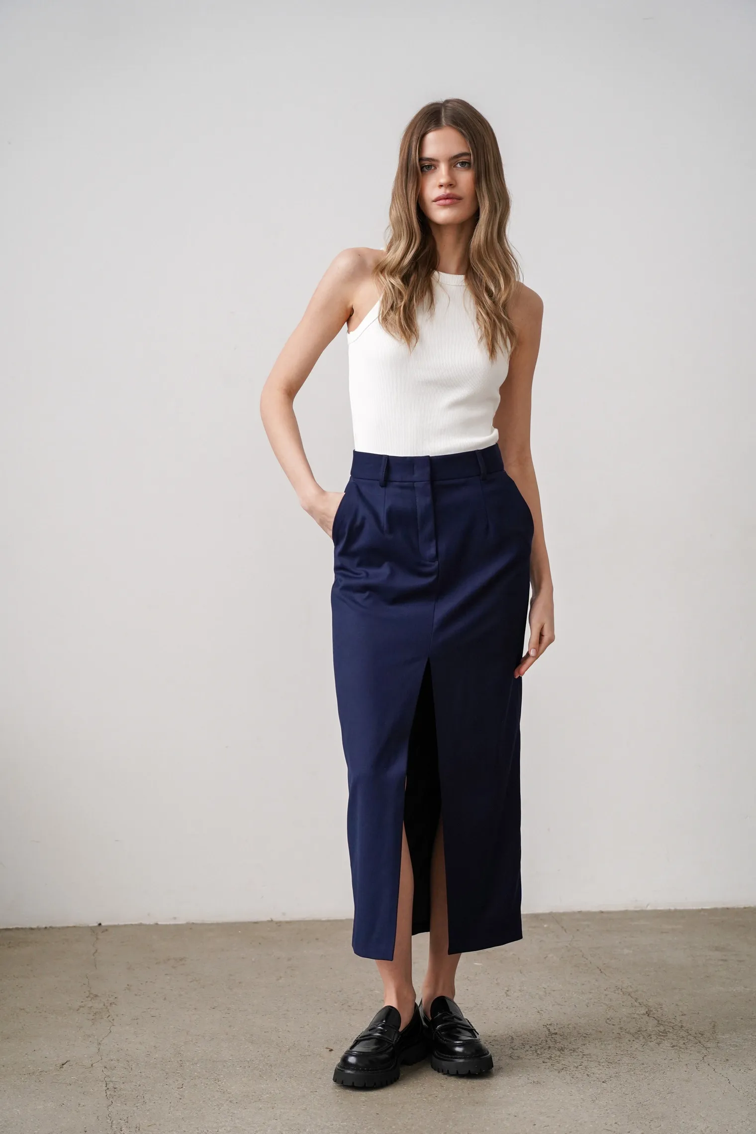 Юбка с разрезом прямого кроя тёмно-синего цвета фото 1