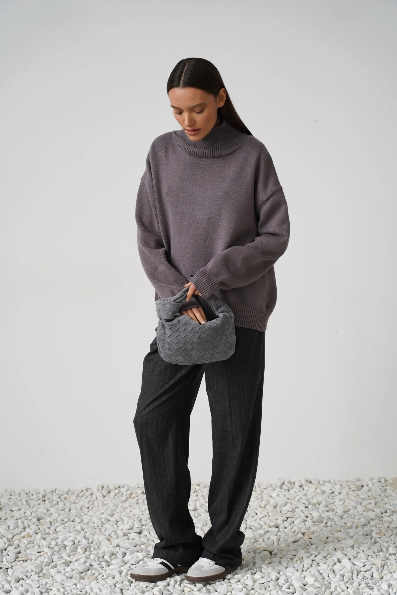Джемпер мелкой вязки с высоким воротником графитового цвета фото 6