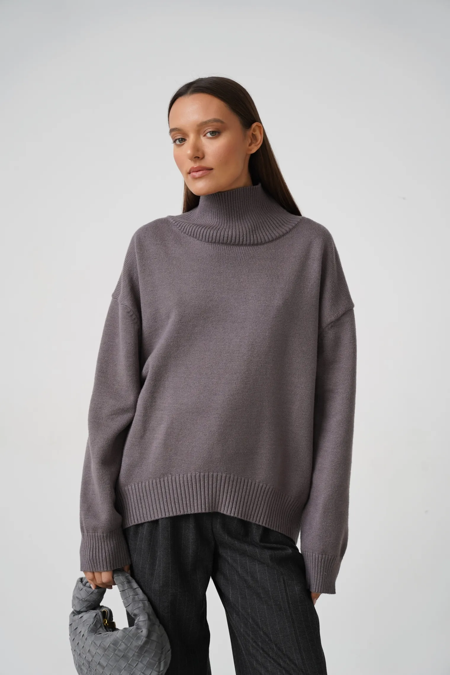 Джемпер мелкой вязки с высоким воротником графитового цвета фото 1