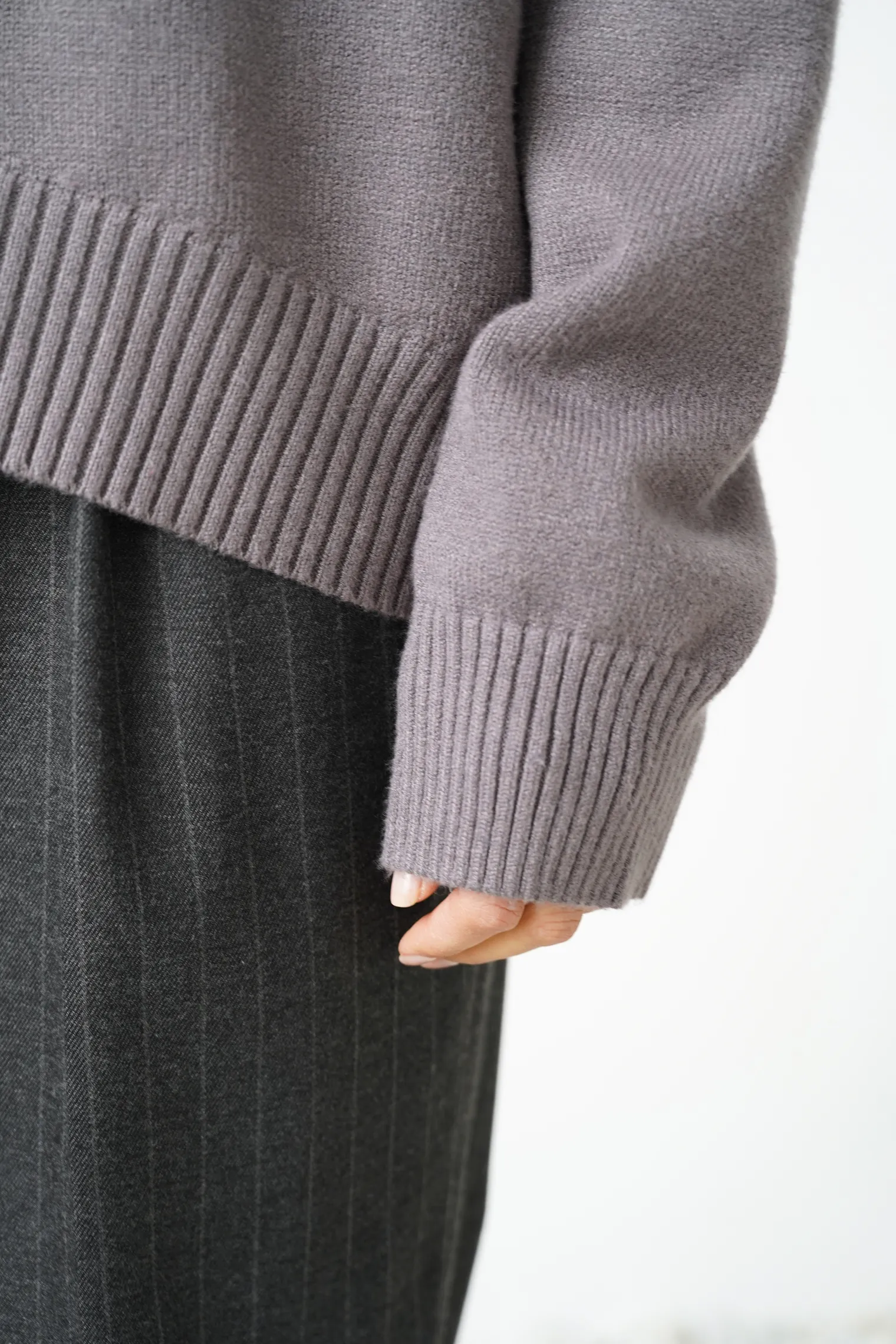 Джемпер мелкой вязки с высоким воротником графитового цвета фото 2