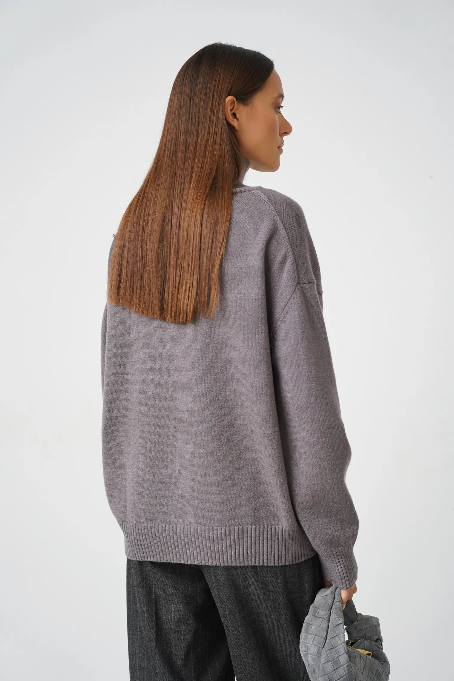Джемпер мелкой вязки с высоким воротником графитового цвета фото 4