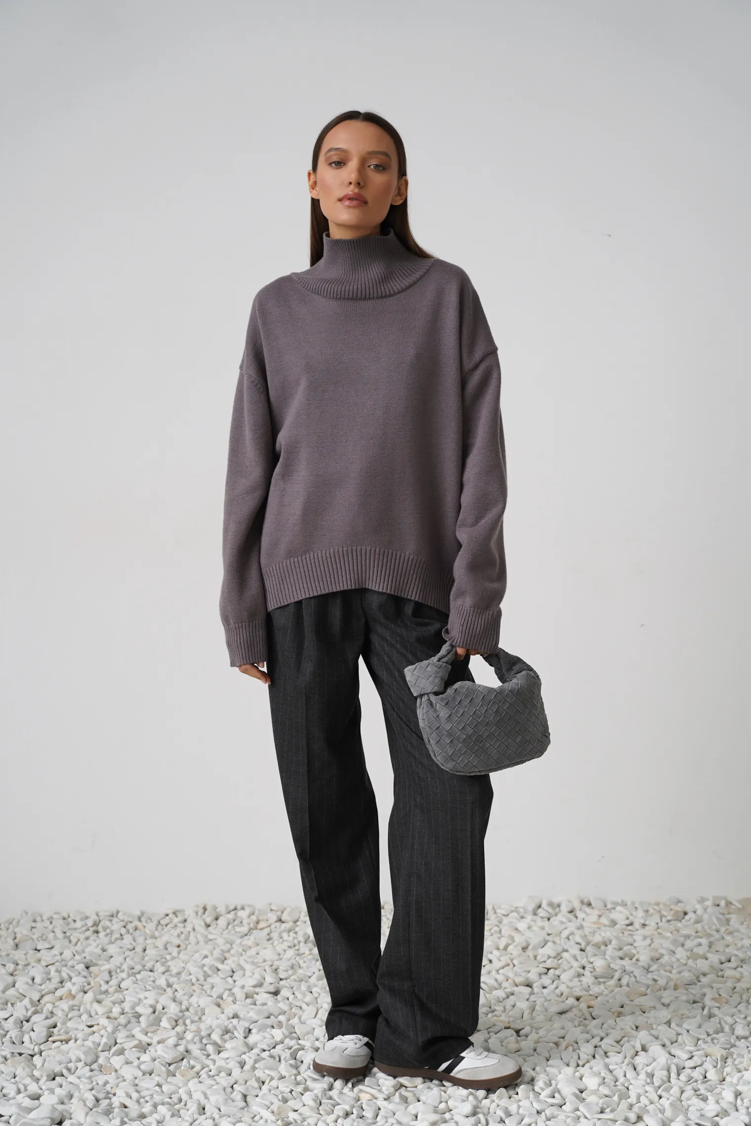 Джемпер мелкой вязки с высоким воротником графитового цвета фото 3