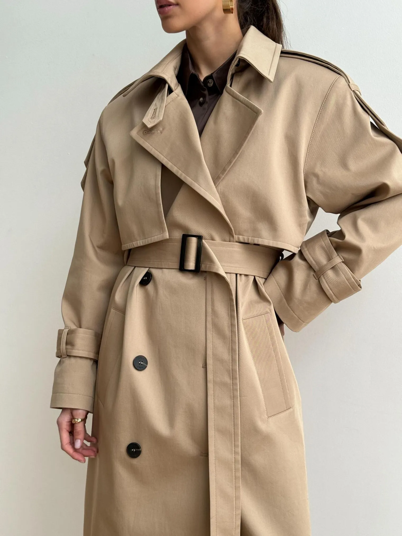 Тренч двубортный с поясом бежевого цвета фото 3