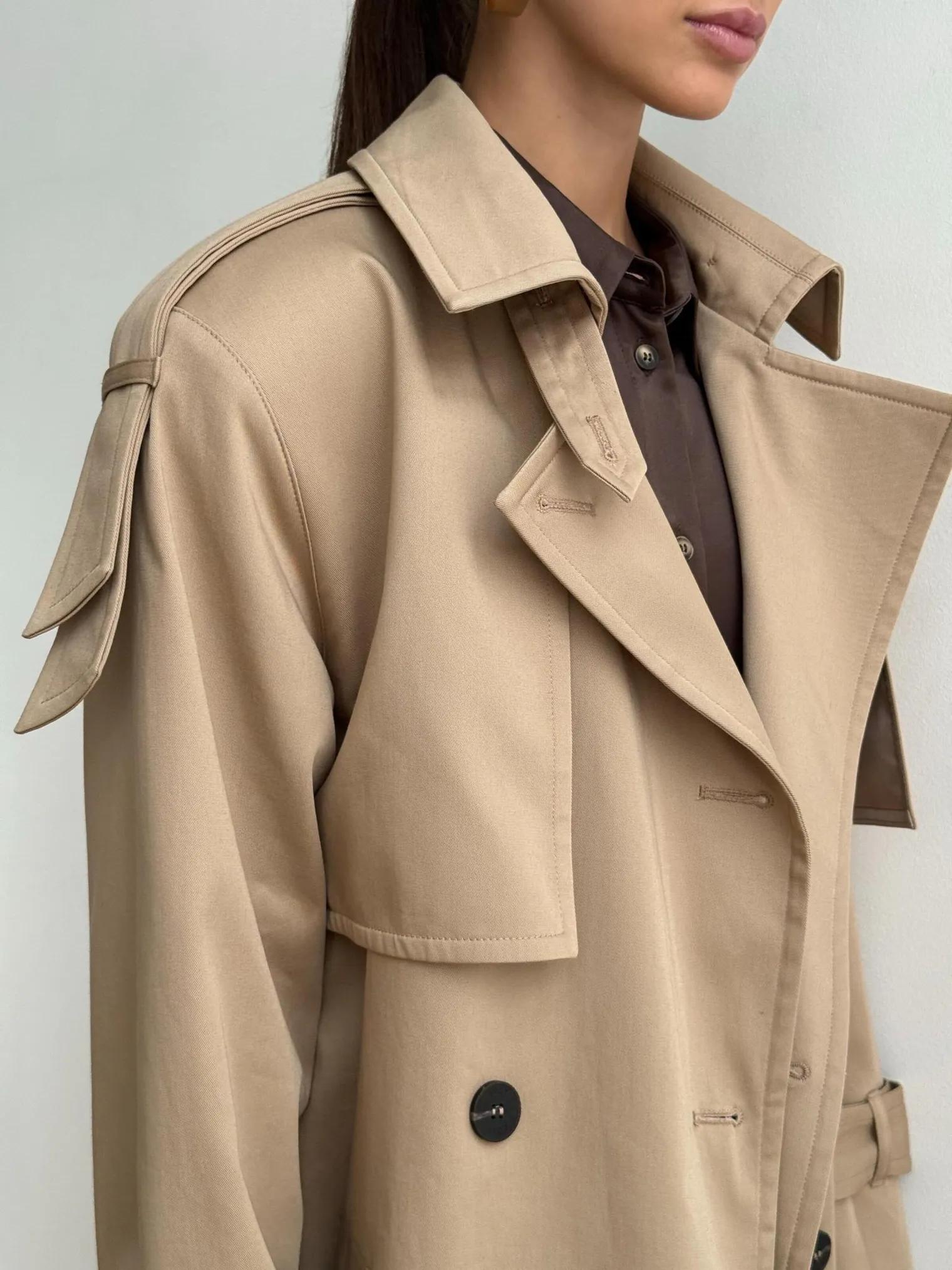 Тренч двубортный с поясом бежевого цвета фото 4