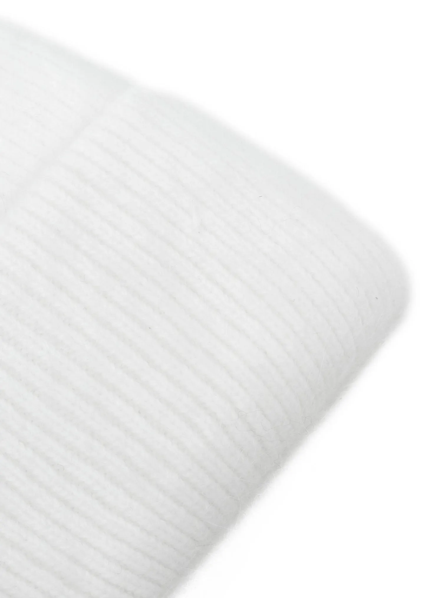 Шапка из ангоры белого цвета фото 2