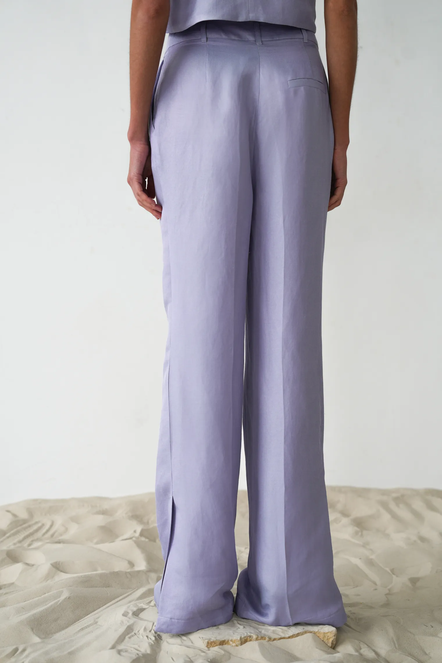 Брюки прямые с разрезами изо льна лавандового цвета фото 4