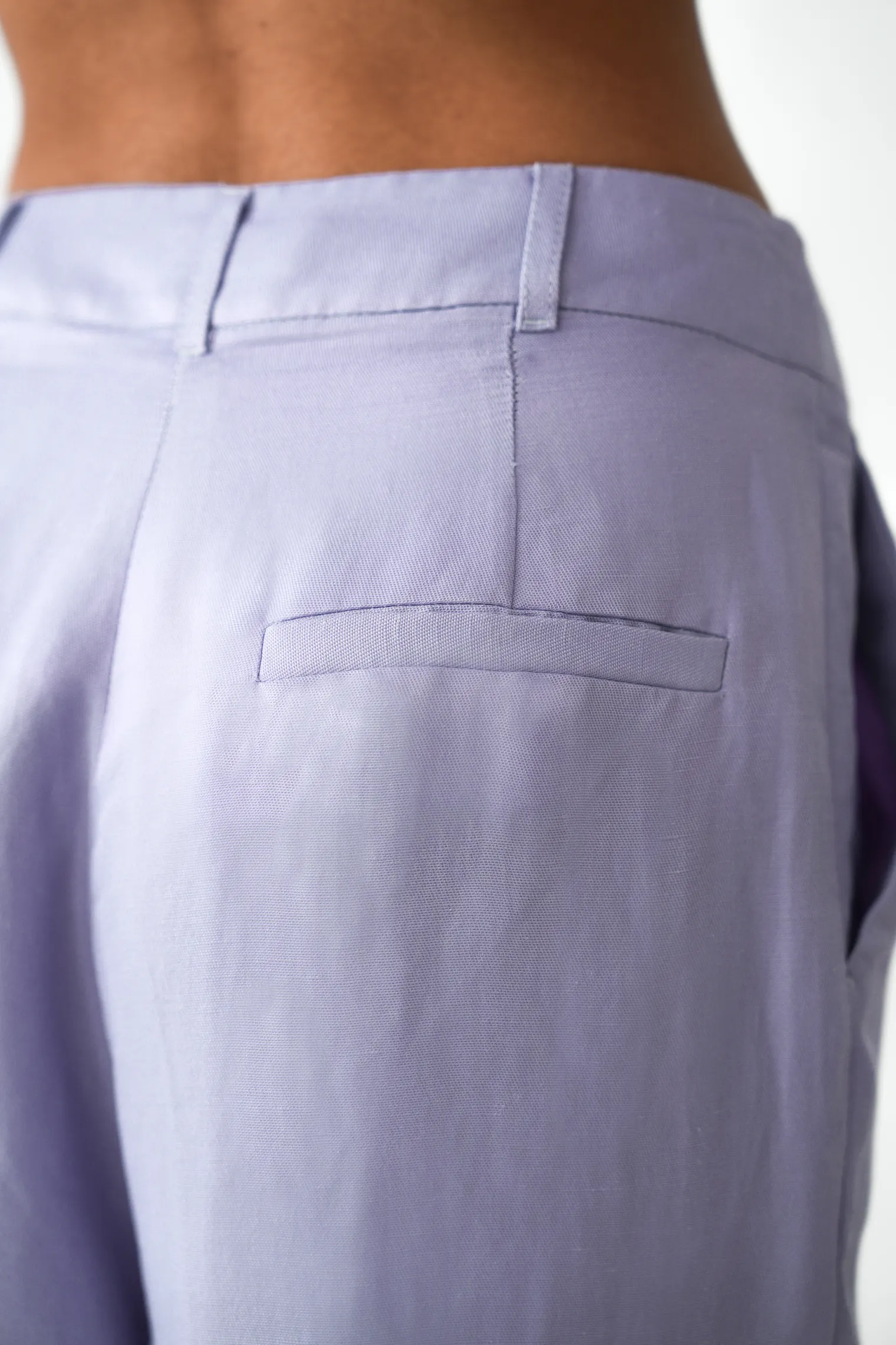 Брюки прямые с разрезами изо льна лавандового цвета фото 6