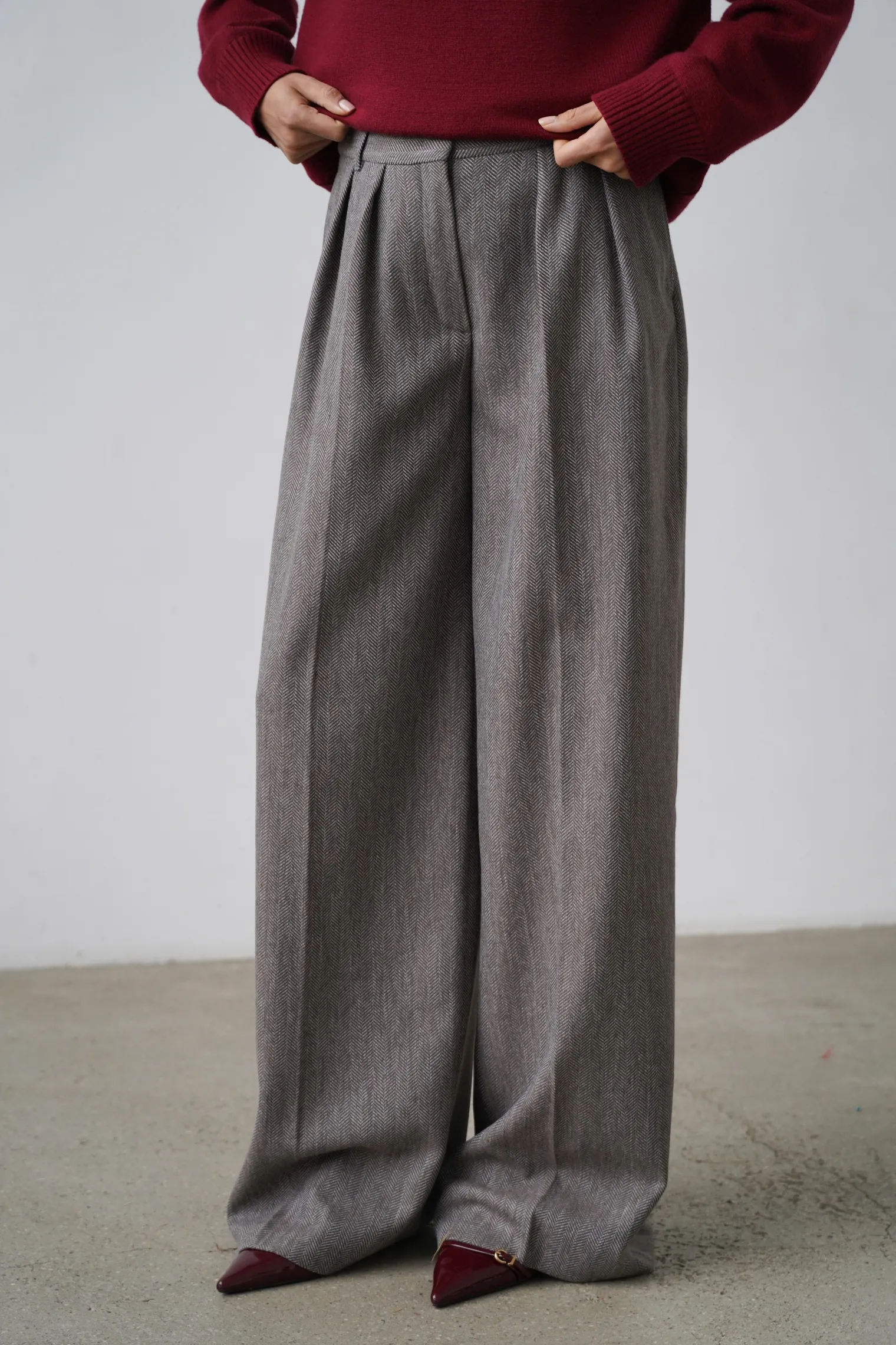 Брюки широкого кроя со складками из шерсти цвета коричневый/серый в ёлочку фото 1