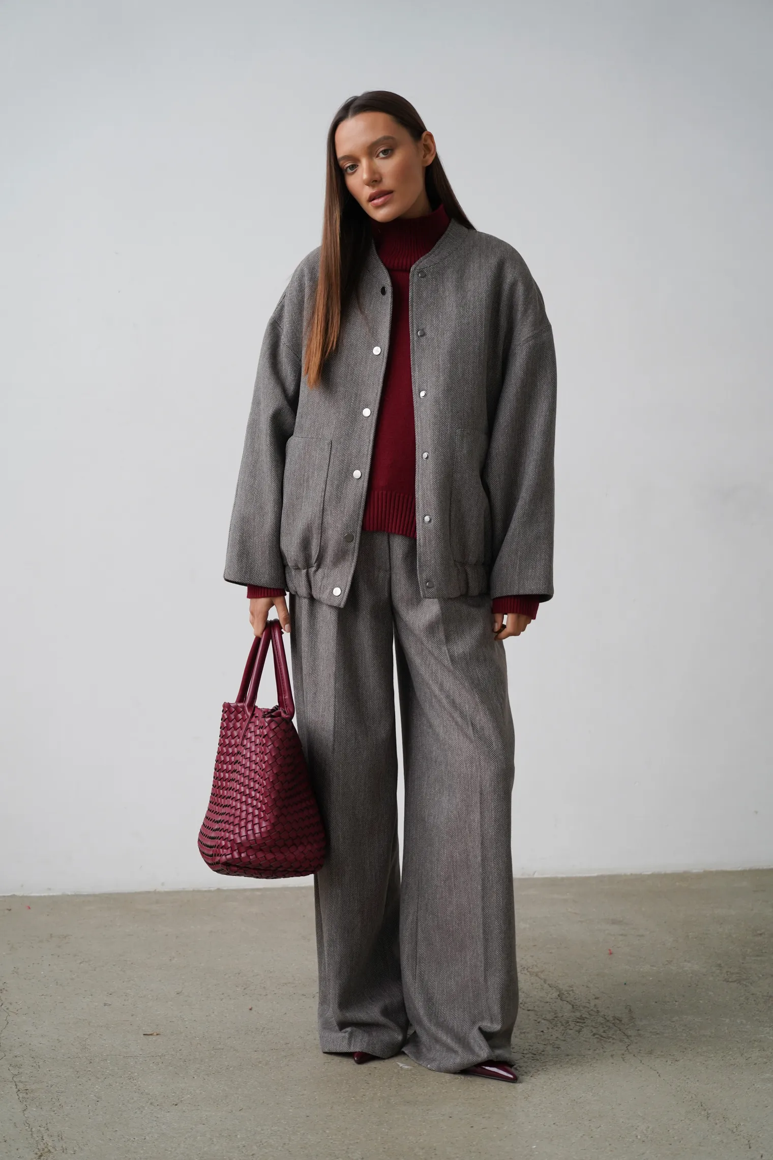 Брюки широкого кроя со складками из шерсти цвета коричневый/серый в ёлочку фото 7