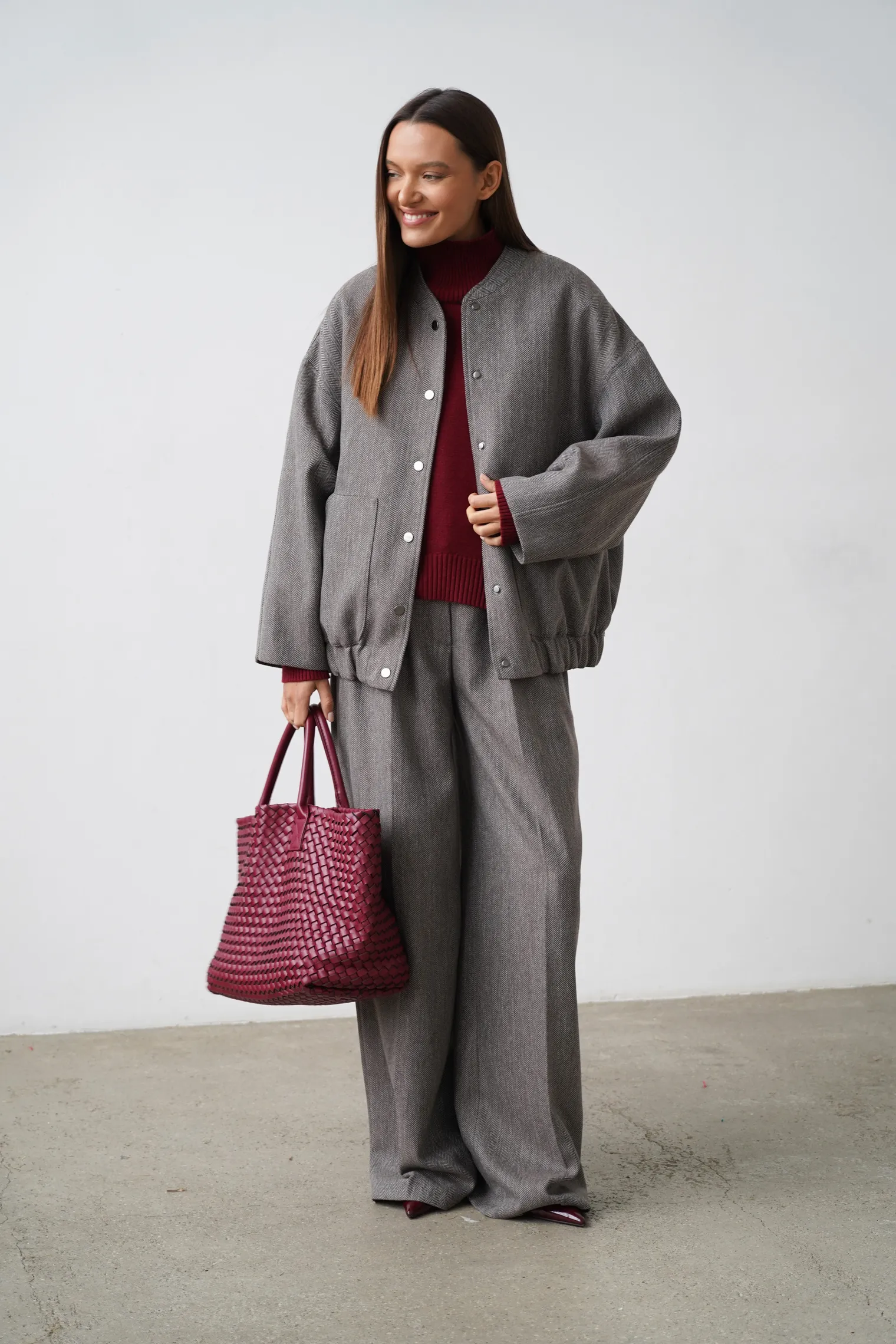 Брюки широкого кроя со складками из шерсти цвета коричневый/серый в ёлочку фото 5