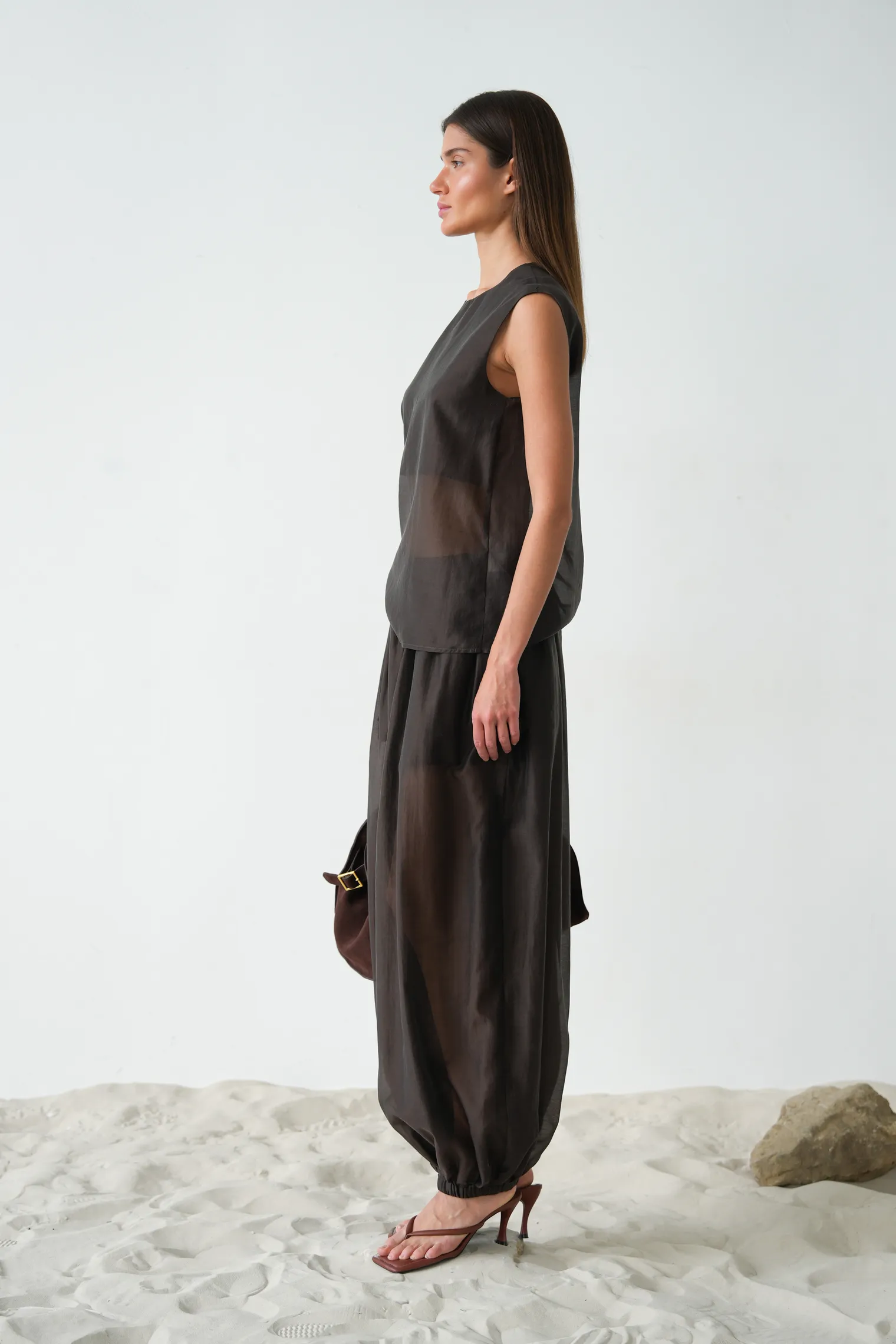 Брюки на резинке с кармнами из прозрачной ткани цвета горький шоколад фото 3