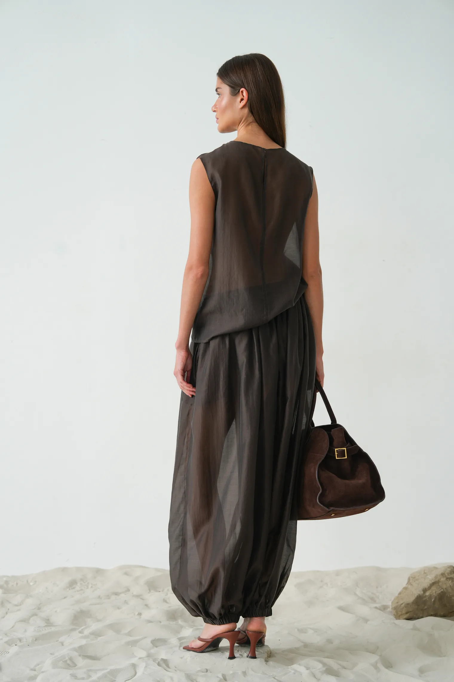 Брюки на резинке с кармнами из прозрачной ткани цвета горький шоколад фото 4