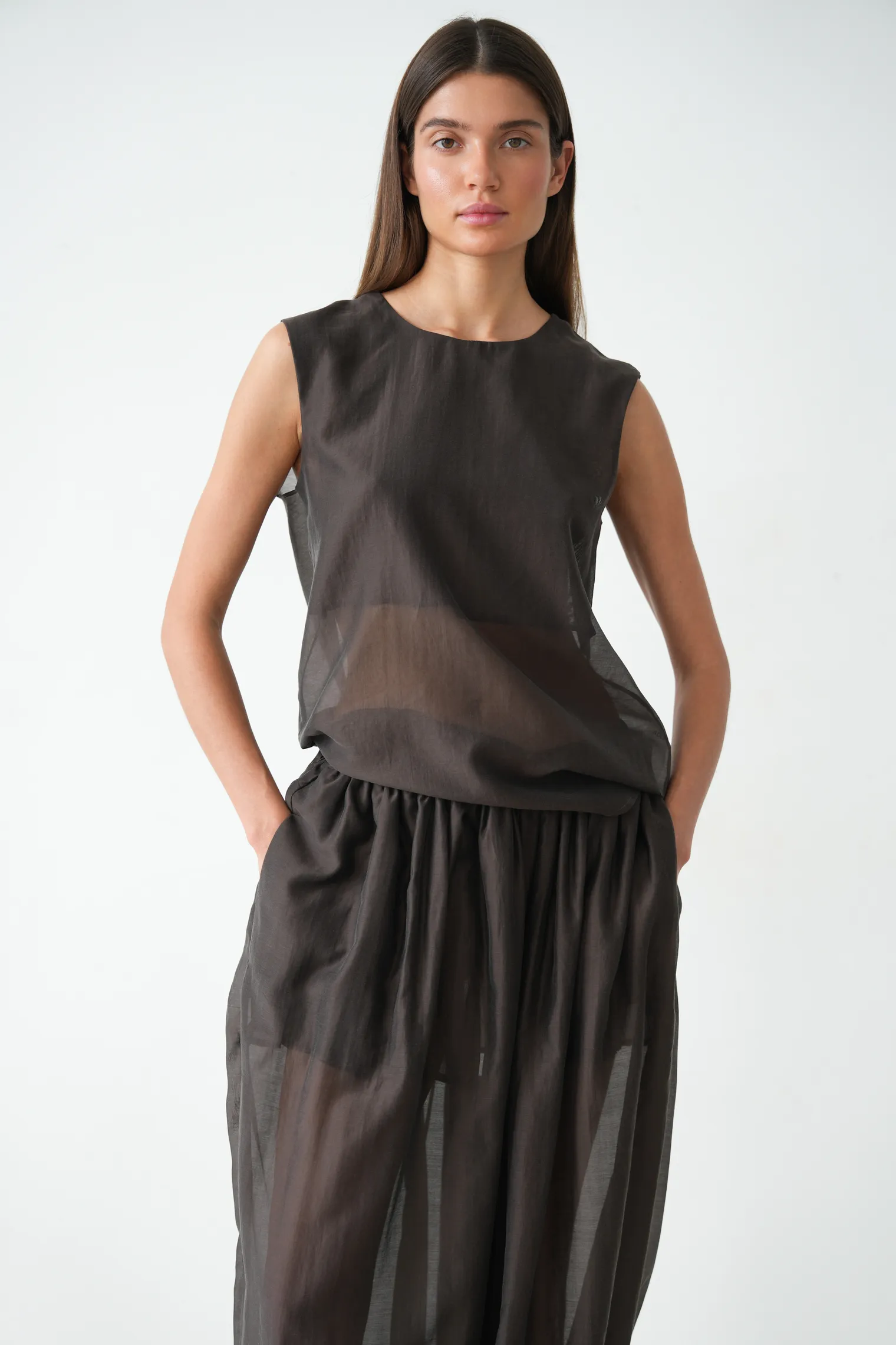 Брюки на резинке с кармнами из прозрачной ткани цвета горький шоколад фото 7