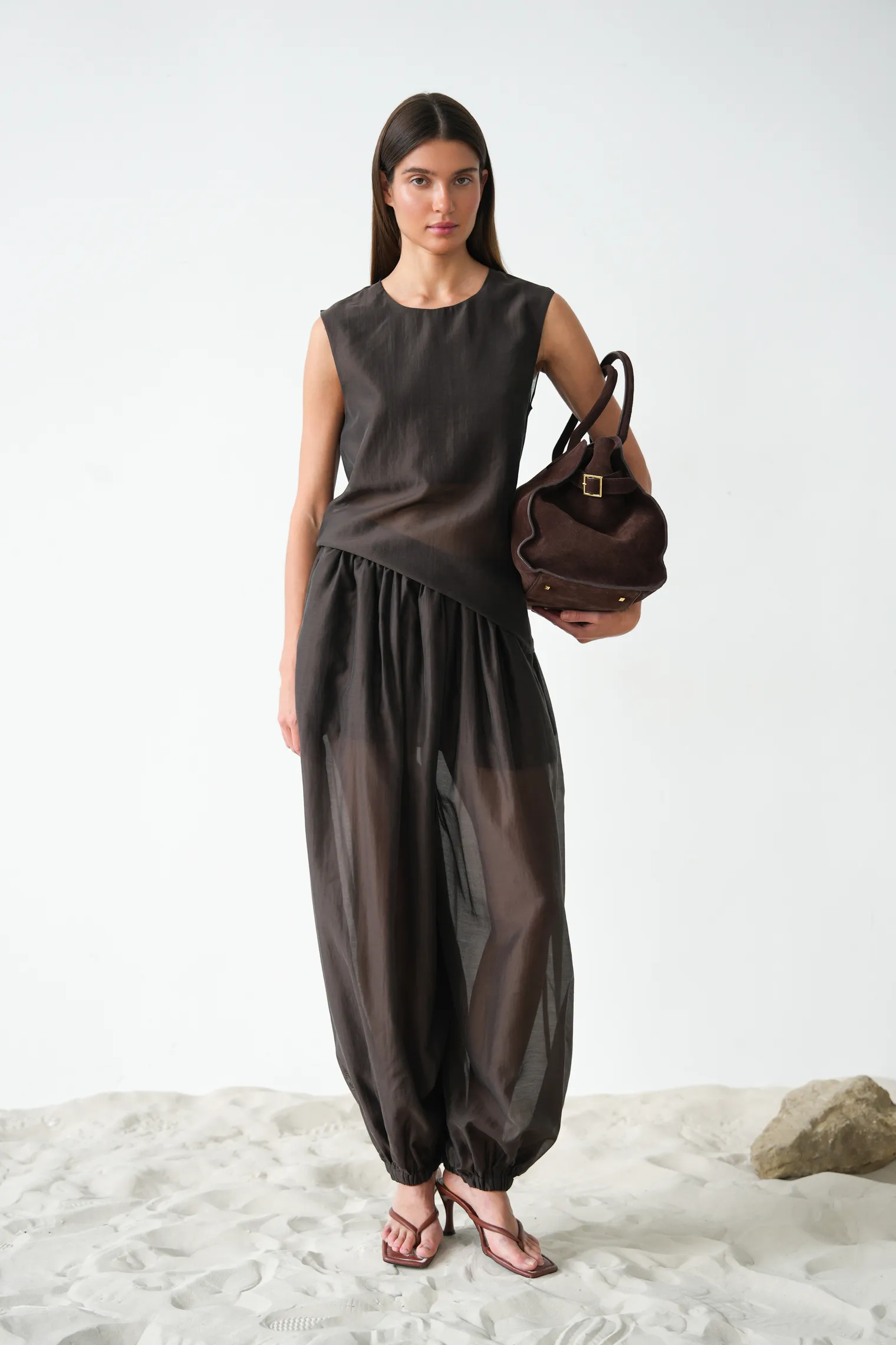 Брюки на резинке с кармнами из прозрачной ткани цвета горький шоколад фото 1