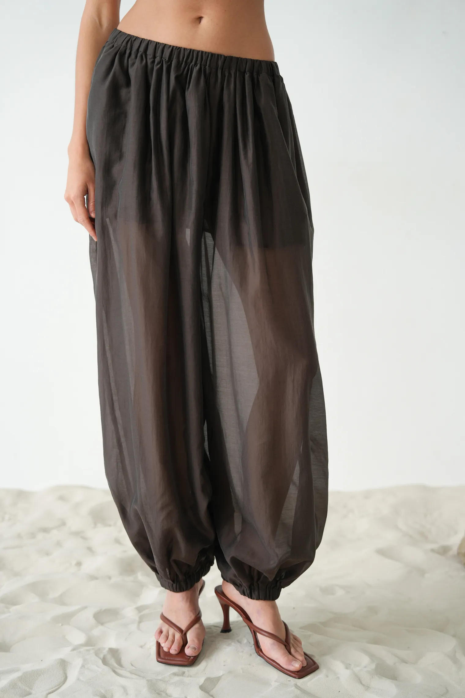 Брюки на резинке с кармнами из прозрачной ткани цвета горький шоколад фото 6