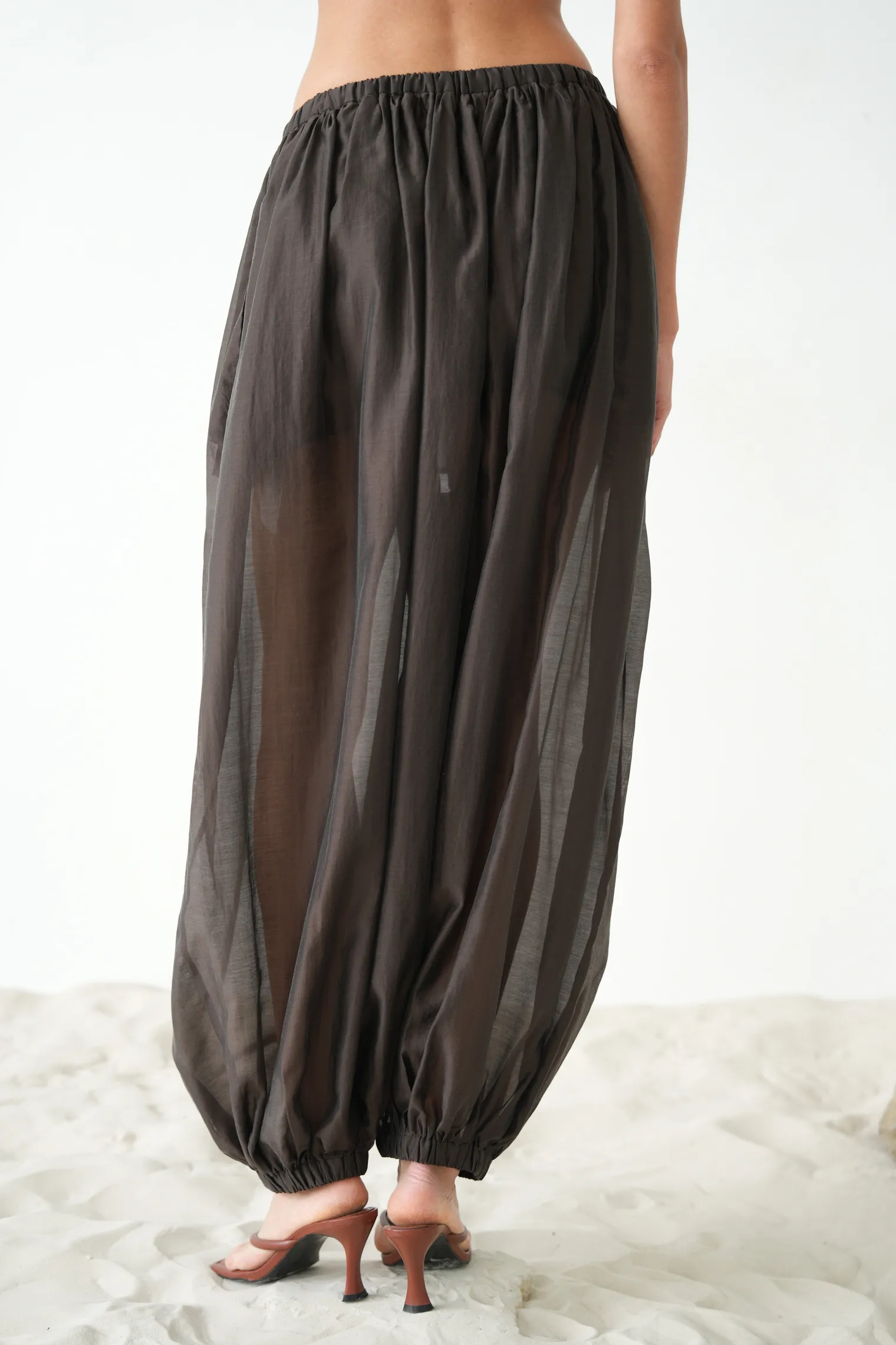 Брюки на резинке с кармнами из прозрачной ткани цвета горький шоколад фото 8