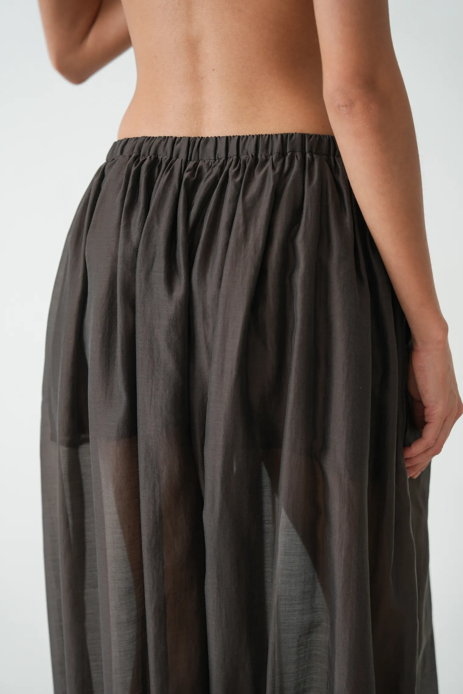 Брюки на резинке с кармнами из прозрачной ткани цвета горький шоколад фото 2