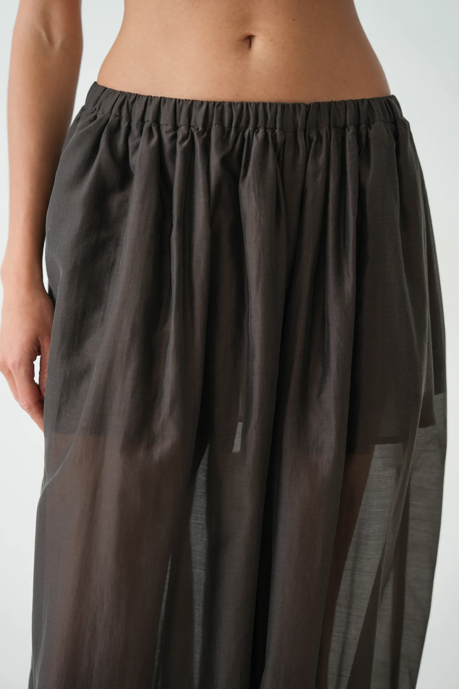 Брюки на резинке с кармнами из прозрачной ткани цвета горький шоколад фото 5