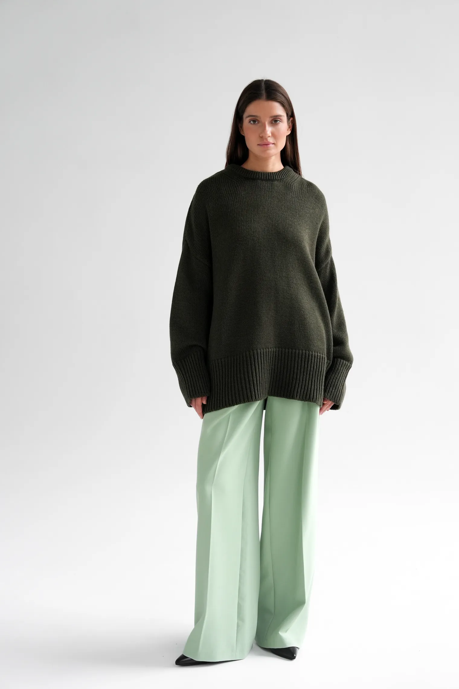 Джемпер крупной вязки с низким воротником цвета хаки фото 7