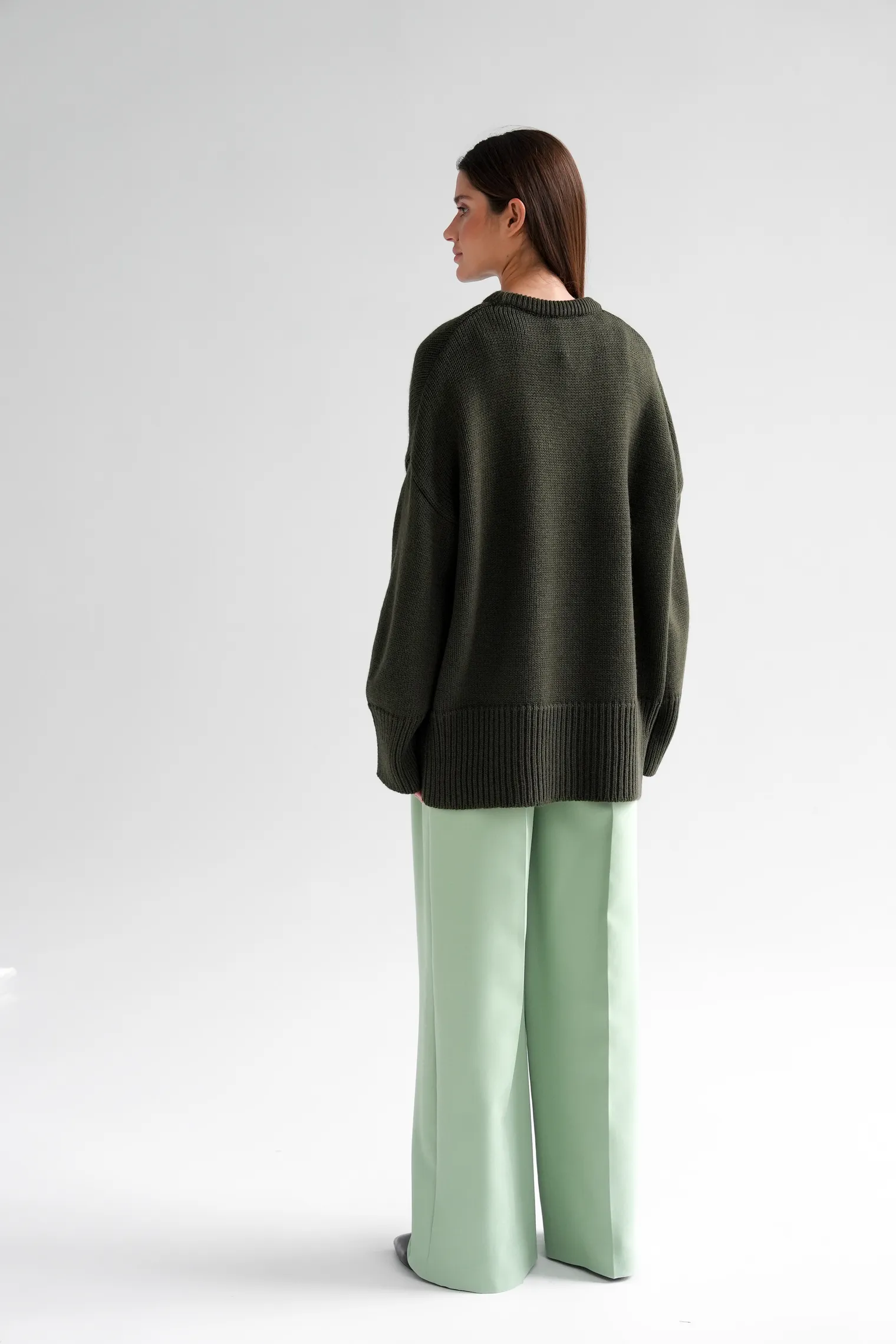 Джемпер крупной вязки с низким воротником цвета хаки фото 9