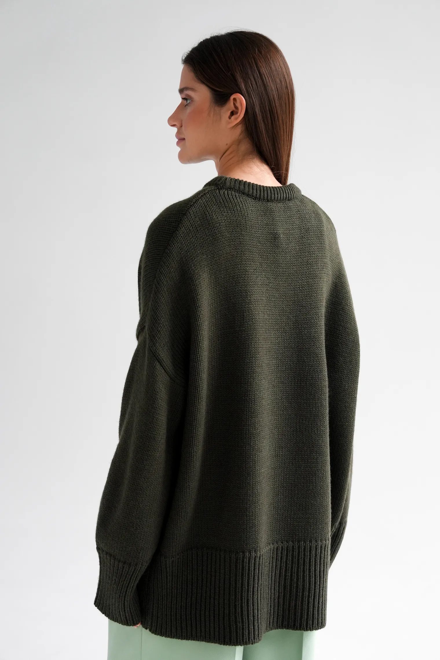 Джемпер крупной вязки с низким воротником цвета хаки фото 4