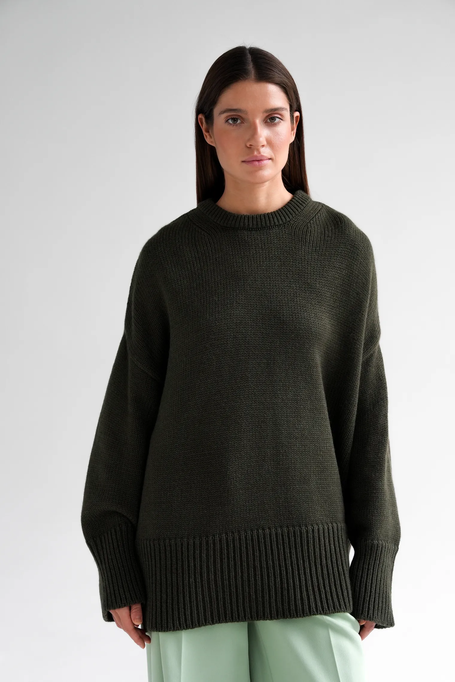 Джемпер крупной вязки с низким воротником цвета хаки фото 1