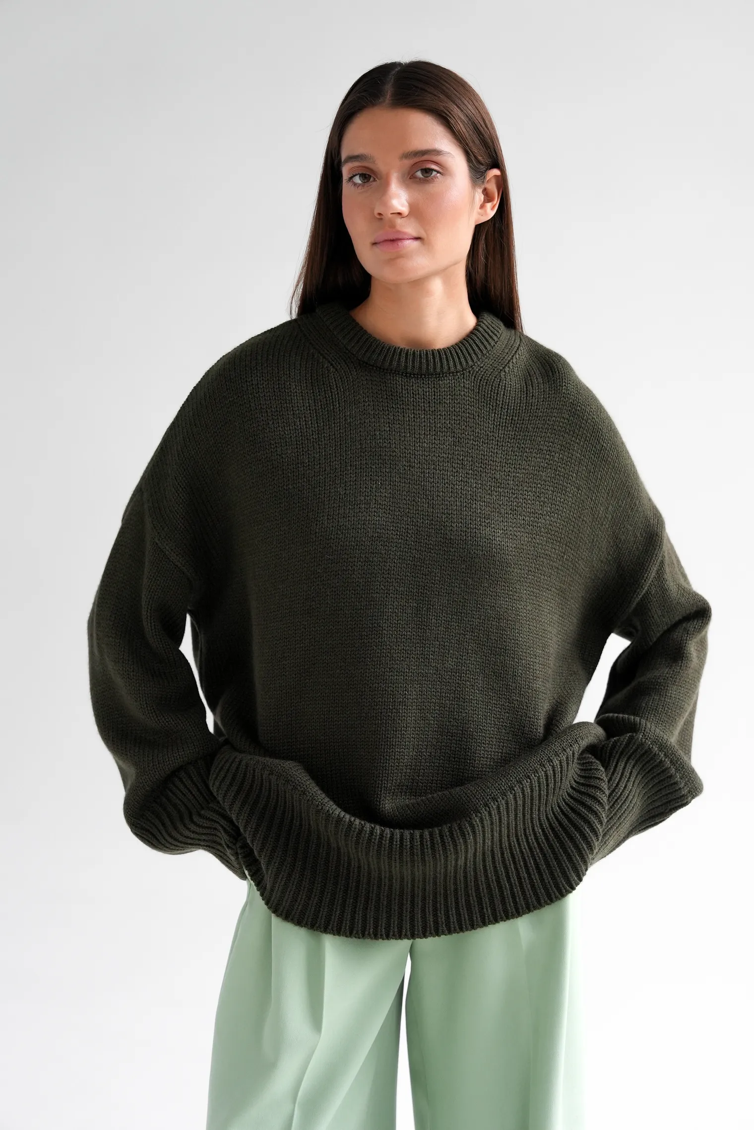 Джемпер крупной вязки с низким воротником цвета хаки фото 8