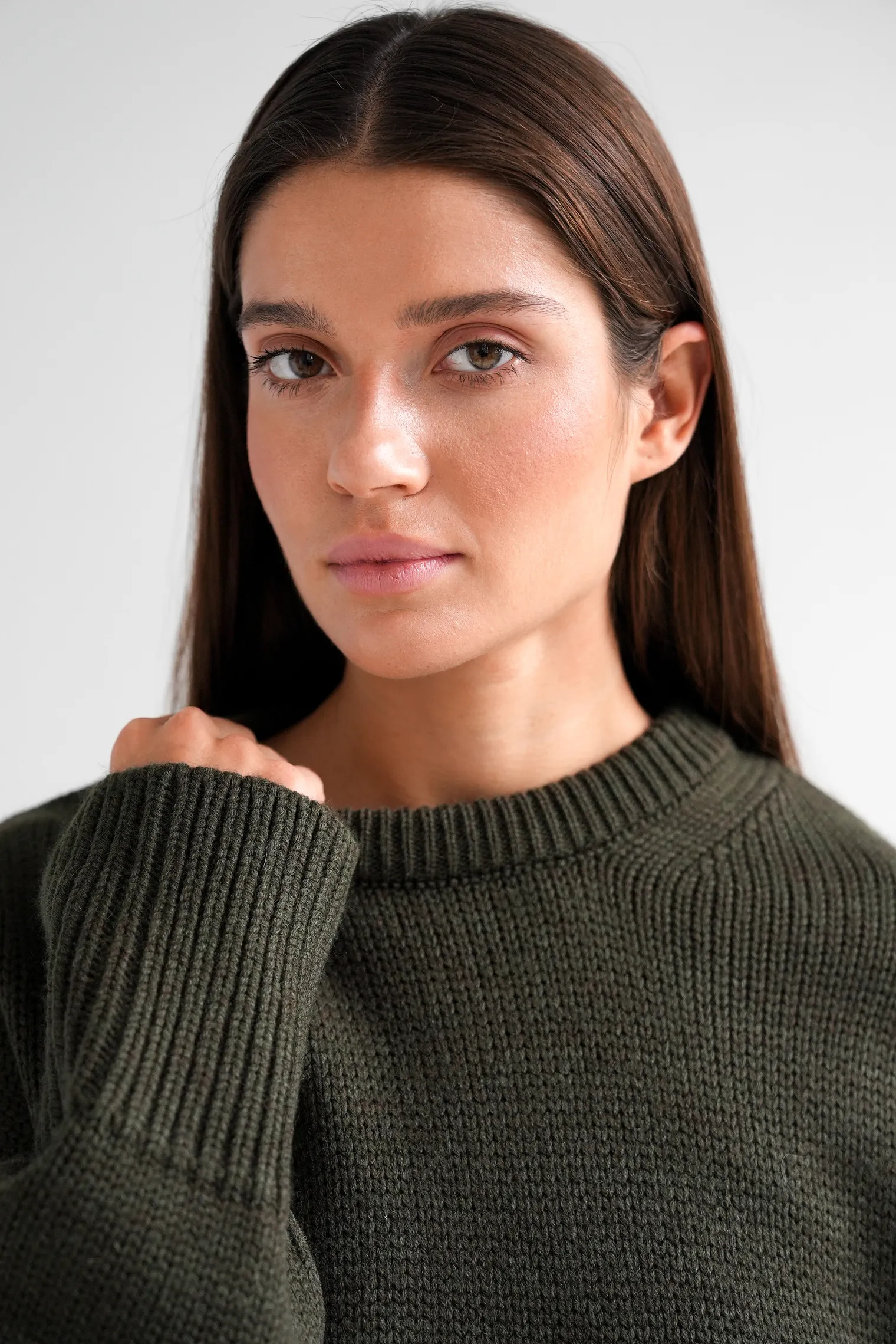 Джемпер крупной вязки с низким воротником цвета хаки фото 2