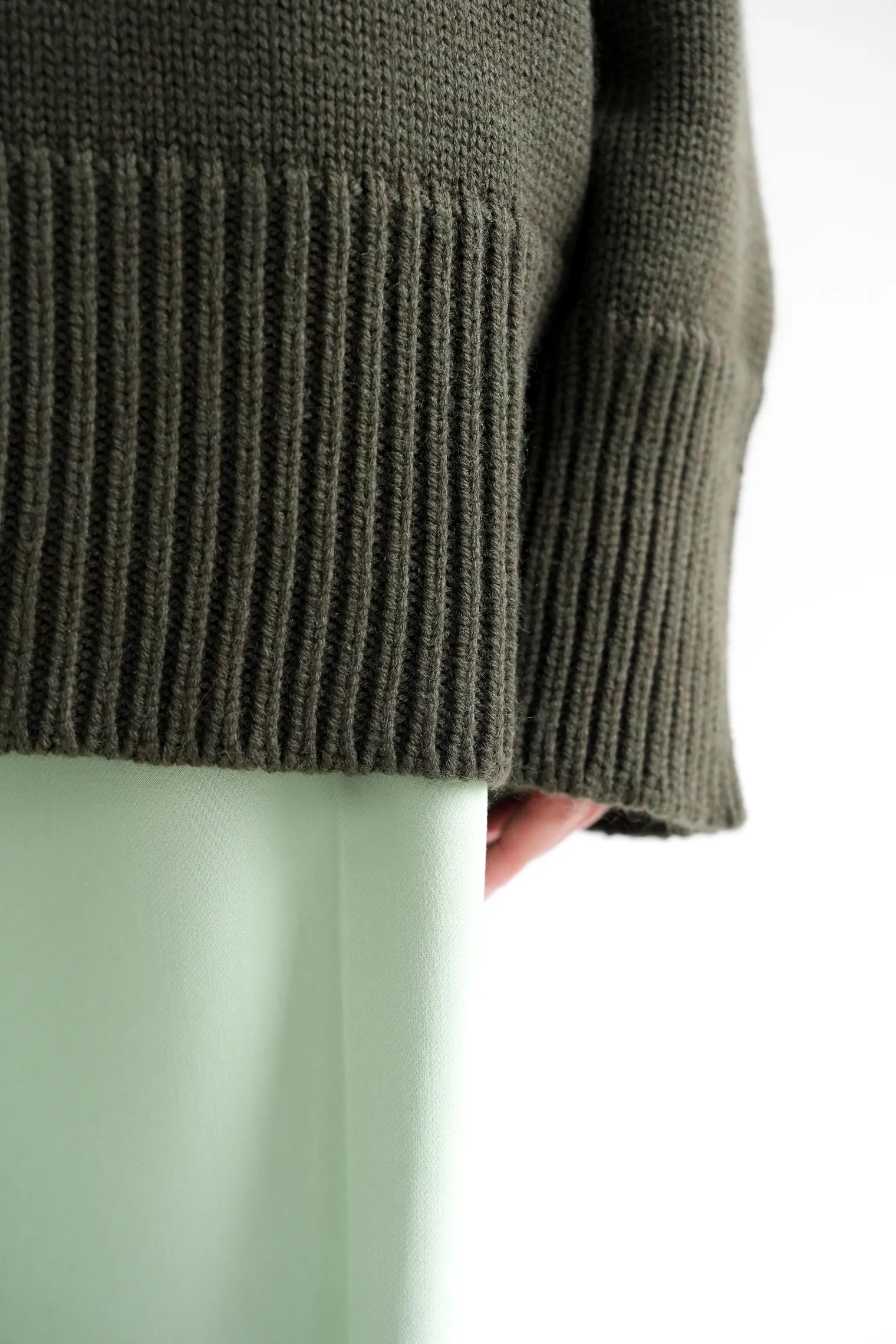 Джемпер крупной вязки с низким воротником цвета хаки фото 6